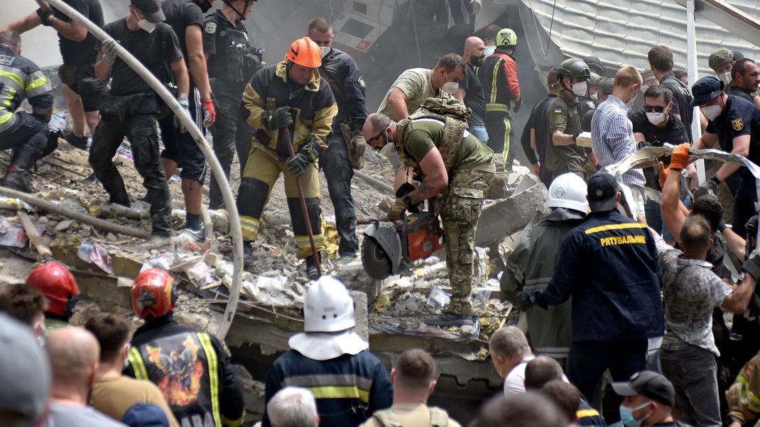 Rettungskräfte räumen Trümmer nach dem russischen Raketen-Angriff am Ohmatdyt-Kinderkrankenhaus beiseite.