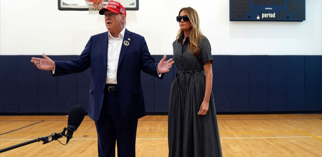 Der republikanische Präsidentschaftskandidat und ehemalige US-Präsident Donald Trump  spricht neben seiner Frau Melania Trump nachdem sie am Wahltag im Morton and Barbara Mandel Recreation Center gewählt haben. 