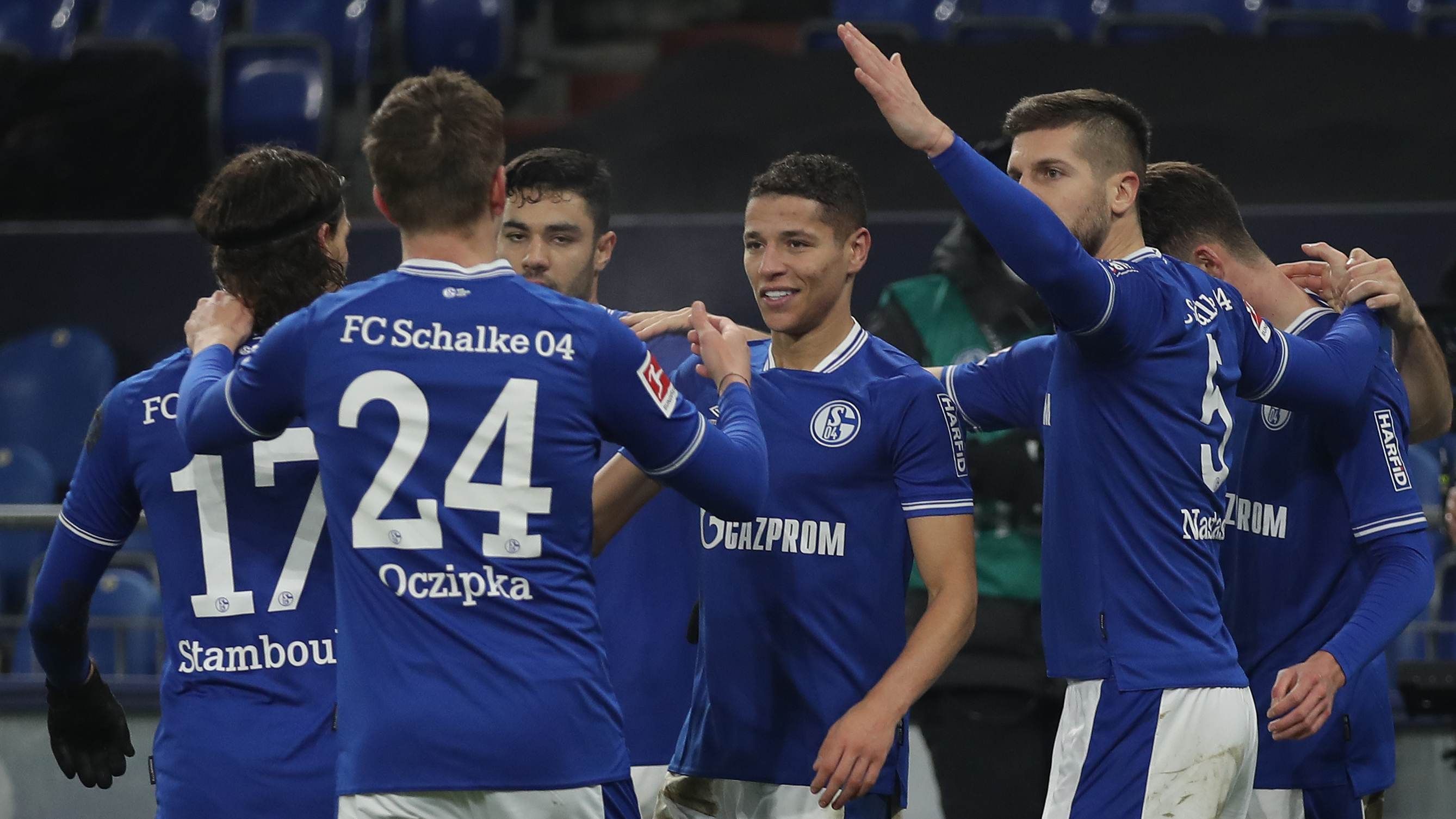 
                <strong>Schalke jetzt nur noch Abstiegskandidat</strong><br>
                Die Königsblauen stehen zwar nun auf dem vorletzten Tabellenplatz, weisen aber vier Punkte Rückstand auf den Relegationsrang auf. Die historische Blamage ist zumindest abgewendet, doch das Abstiegsgespenst wird nicht so bald das Weite suchen. Die Motivation aus dem gefühlten Endspiel gegen Hoffenheim muss für die kommenden Partien konserviert werden. Fallen die Schalker in alte Muster zurück, könnte es schnell wieder ungemütlich werden.
              