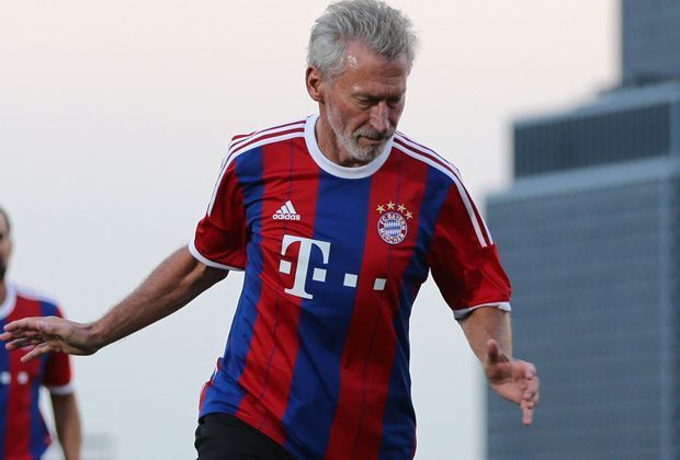 
                <strong>Paul Breitner</strong><br>
                Kaum ein Gesicht wird so mit dem FC Bayern verbunden, wie das von Paul Breitner. Heute ist der Welt- und Europameister als Markenbotschafter für den Branchenprimus unterwegs. Als Spieler gewann er mit den Bayern unter anderem den Europapokal der Landesmeister 1974.
              