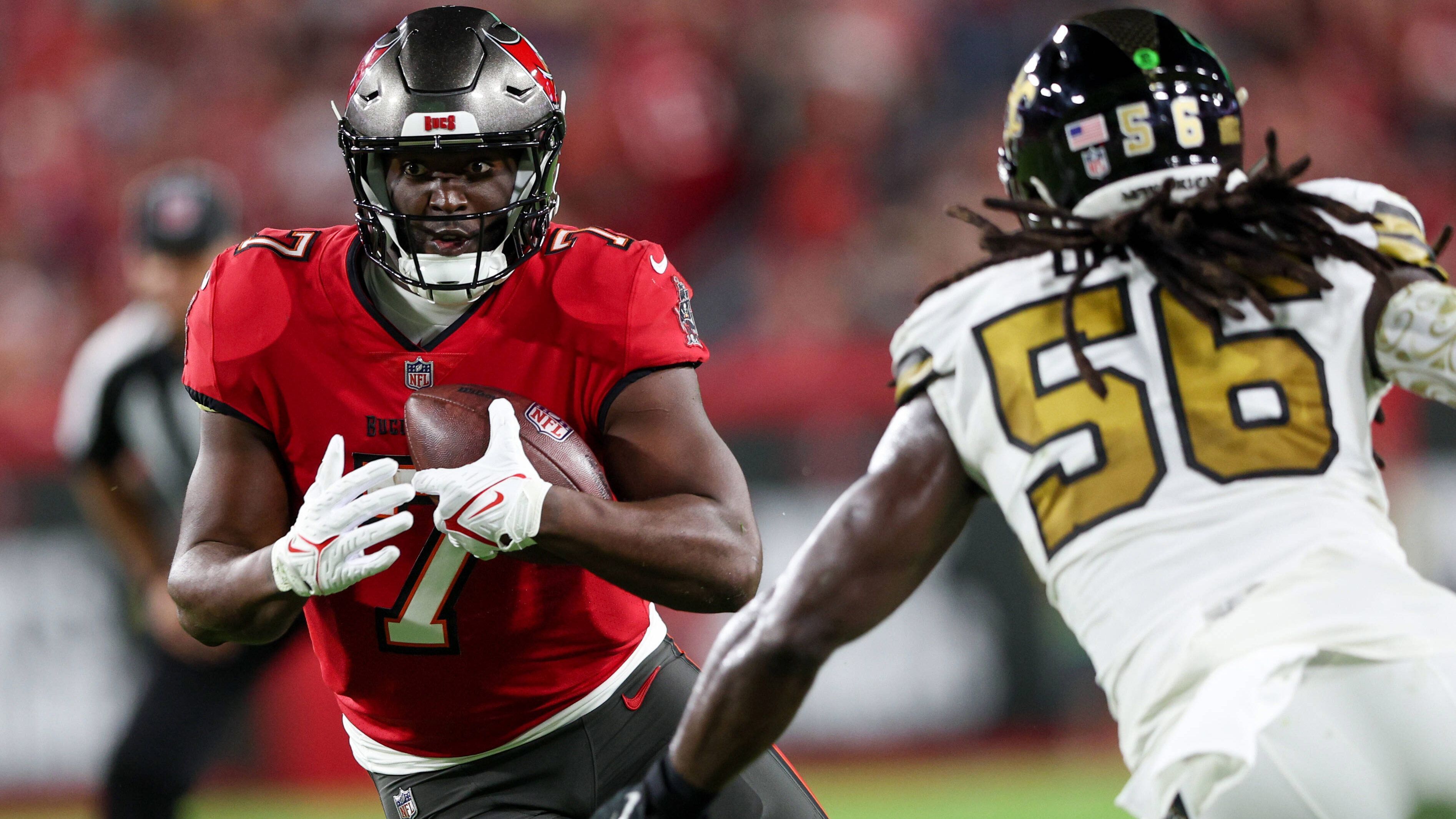 
                <strong>New Orleans Saints</strong><br>
                Selbstverständlich haben die New Orleans Saints in Alvin Kamara einen Top-Running-Back im Roster. Allerdings hat der 27-Jährige eine Anklage wegen Körperverletzung am Hals und könnte von der NFL für einen gewissen Zeitraum gesperrt werden. In dem Fall könnte Fournette einspringen, auf den aufgrund seiner Erfahrung und Qualität stets Verlass sein sollte. Klar ist aber auch, dass die Saints nur begrenzten Cap Space zur Verfügung haben. Sollte es zu einer Verpflichtung eines Quarterbacks vom Kaliber eines Derek Carr kommen, ist ein Deal mit Fournette fast schon ausgeschlossen.
              