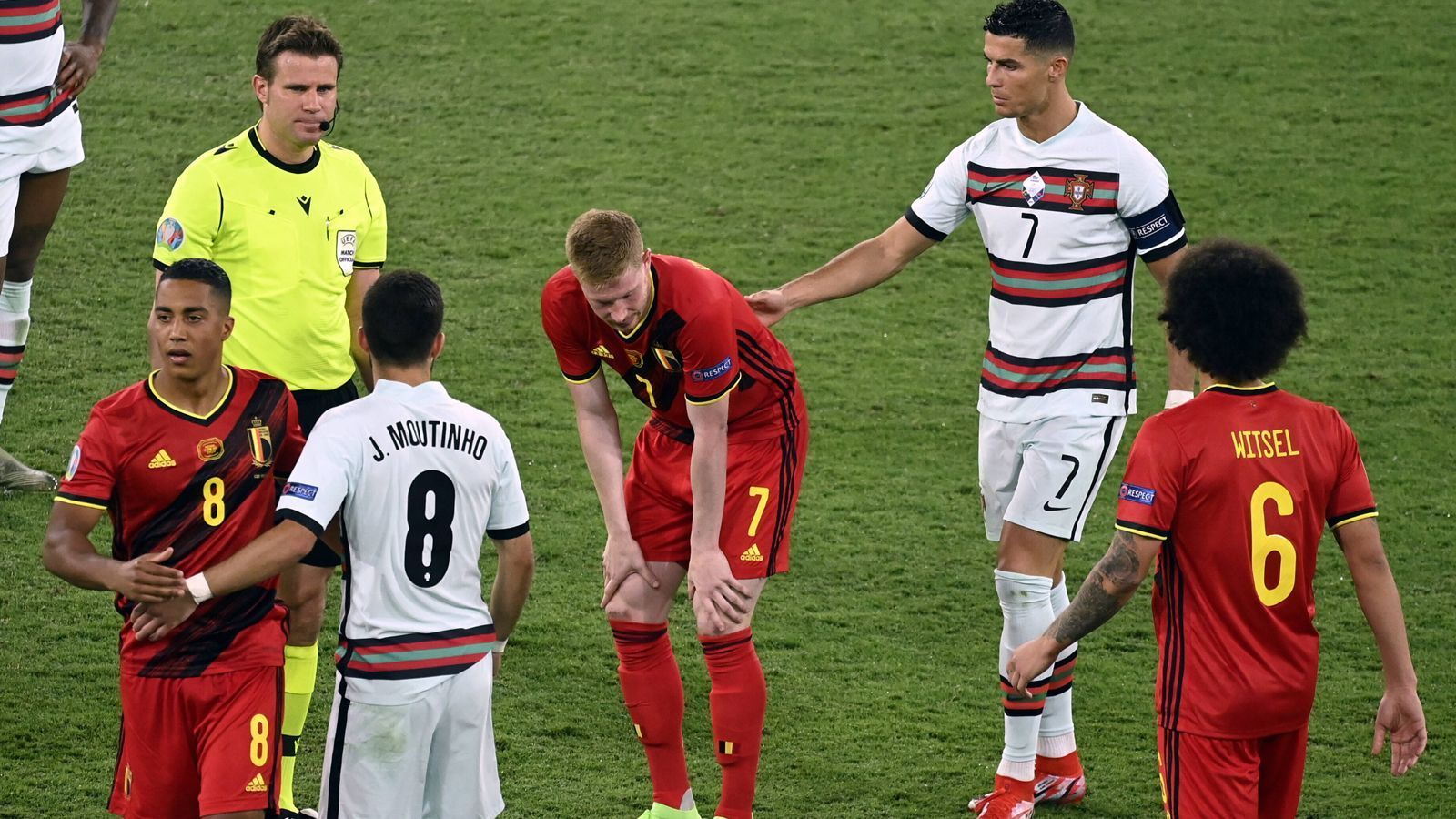 
                <strong>De Bruyne muss runter</strong><br>
                Es war nicht der Abend von Kevin De Bruyne. Der belgische Superstar hatte wenig Einfluss auf das Spiel und muss kurz nach der Pause offenbar leicht verletzt vom Platz.
              