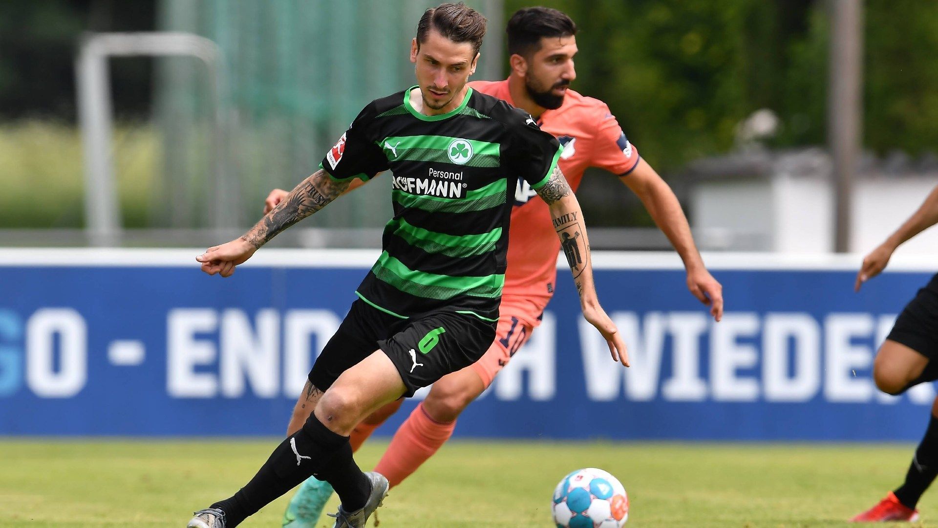 
                <strong>Adrian Fein (SpVgg Greuther Fürth)</strong><br>
                Adrian Fein hat in der kommenden Saison bei der SpVgg Greuther Fürth einiges vor: "Es ist extrem wichtig für mich, dass ich in eine Mannschaft komme, in der ich meine Stärken einbringen kann", so die Leihgabe vom FC Bayern. Nach seiner erfolgreichen Leihe zum Hamburger SV in der Saison 2019/2020 folgte ein Leih-Intermezzo bei der PSV Eindhoven, wo er sich letztlich nicht wirklich durchsetzen konnte. In Fürth soll es ähnlich wie beim HSV zu einer erfolgreichen Zusammenarbeit kommen, sodass sich Fein als Stammspieler in der Bundesliga etablieren kann. 
              