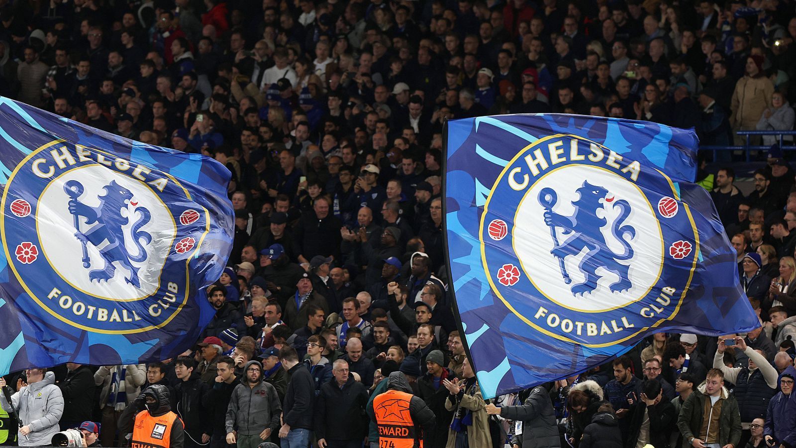 
                <strong>Verlierer: Die Fans des FC Chelsea</strong><br>
                Apropos Chelsea - dort hängt trotz der Spendierlaune auf dem europäischen Transfermarkt der Haussegen ein bisschen schief. Die Fans an der Stamford Bridge sind alles andere als überzeugt vom neuen Regime. Vor einigen Wochen wurde der vor Monaten bereits entlassene Tuchel auf der Tribüne gefeiert, während die "Blues" in der Premier League auf Rang zehn herumirren. Ob sich die Fans mit Spielern wie Benoit Badiashile, Mikhailo Mudryk und Joao Felix, der in seinem ersten Spiel gleich Rot gesehen hatte, identifizieren können, ist ebenfalls noch fraglich. Von der Champions-League-Sieger-Truppe 2021 ist nur noch ganz wenig zu sehen.
              