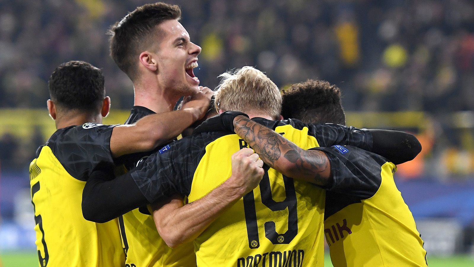 
                <strong>Gruppe F</strong><br>
                Borussia Dortmund oder Inter Mailand - einer der beiden traditionsreichen Vereinen wird ins Achtelfinale einziehen. Das andere Team muss sich mit der Europa League begnügen. Da der FC Barcelona als Gruppenerster und Slavia Prag als Schlusslicht feststehen, machen die Schwarz-Gelben (7 Punkte) und die Italiener (7) das Achtelfinal-Ticket unter sich aus. Mailand empfängt zu Hause den spanischen Meister und ist bei einem Sieg sicher Zweiter. Bei einem Unentschieden oder einer Niederlage muss Inter hoffen, dass die Dortmunder im heimischen Stadion gegen den Außenseiter aus Prag patzen. Bei Punktgleichheit zieht die Mannschaft von Antonio Conte aufgrund des gewonnen direkten Duells in die nächste Runde der Champions League ein. Der BVB müsste sich mit der Europa League zufrieden geben.
              