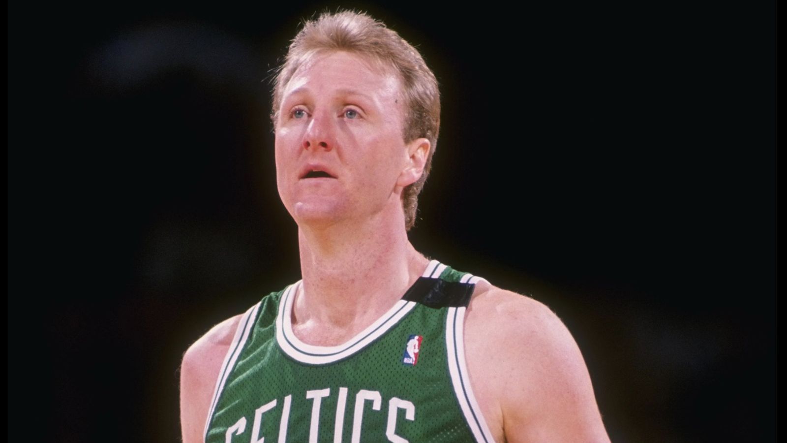 <strong>Larry Bird</strong><br>Als einer der vielseitigsten Spieler der NBA-Geschichte holte Bird mit den Celtics drei Titel, zwölf Mal stand er im All-Star-Team. Das Olympia-Finale mit dem Dream Team stellte das letzte Spiel seiner Karriere dar. Seine Rivalität mit Magic Johnson, die schon in College-Zeiten begann, gab der NBA in den 80er Jahren einen großen Popularitätsboost.