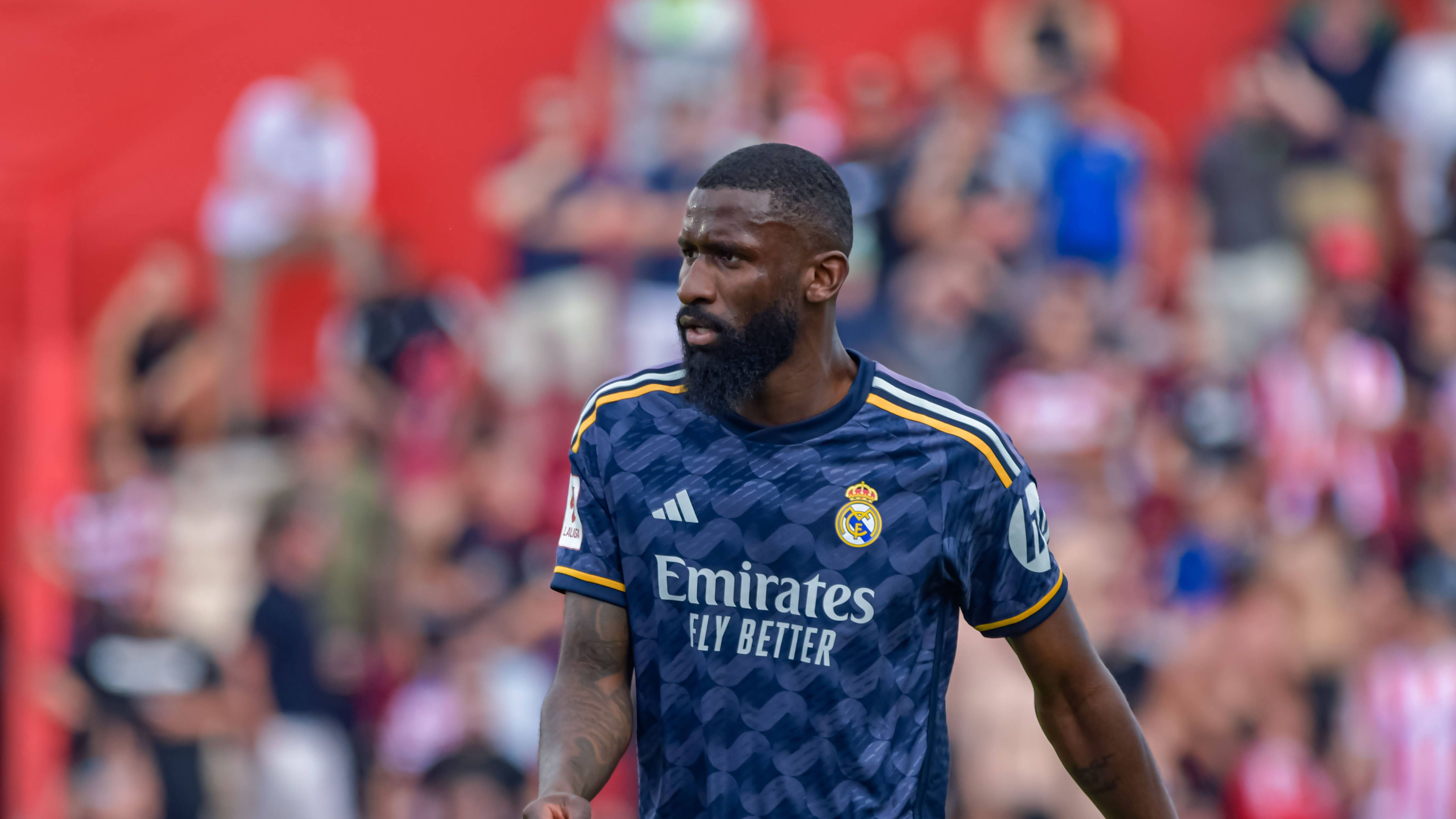 <strong>Antonio Rüdiger (2022–offen)</strong><br>Der Innenverteidiger wechselte 2022 vom FC Chelsea, wo er die Champions League gewinnen konnte, zu Real Madrid. Dort entwickelte sich der Deutsche zum Leistungsträger. In der Abwehr gibt Rüdiger den Ton an, stellte zuletzt Top-Stürmer wie Erling Haaland oder Harry Kane vor schwer zu lösende Aufgaben. Seine Zweikampfstärke sowie Hartnäckigkeit werden in Madrid geschätzt.