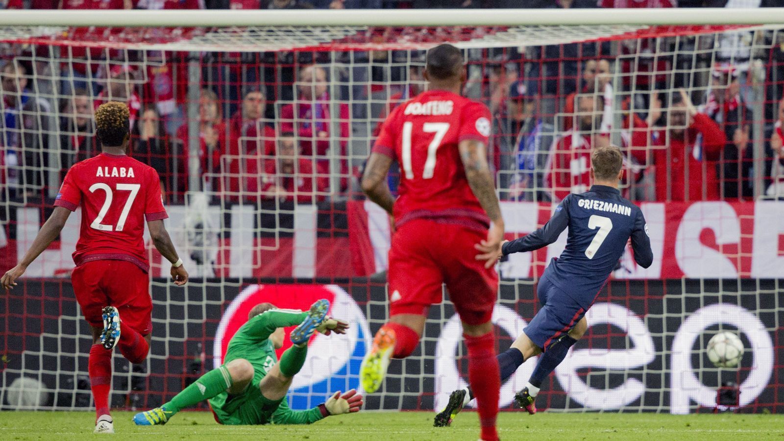 <strong>2015/2016, Halbfinale: FC Bayern München - Atletico Madrid 2:1 (nach 0:1)</strong><br>
                Im Jahr nach dem Aus gegen Barca war für die Bayern erneut im Halbfinale Endstation - und wieder gegen einen spanischen Klub. Dieses Mal wurde den Münchnern die Auswärtstorregel zum Verhängnis, der zwischenzeitliche Atletico-Ausgleich durch Antoine Griezmann erwies sich als Gold wert. Robert Lewandowskis Siegtor war zu wenig.