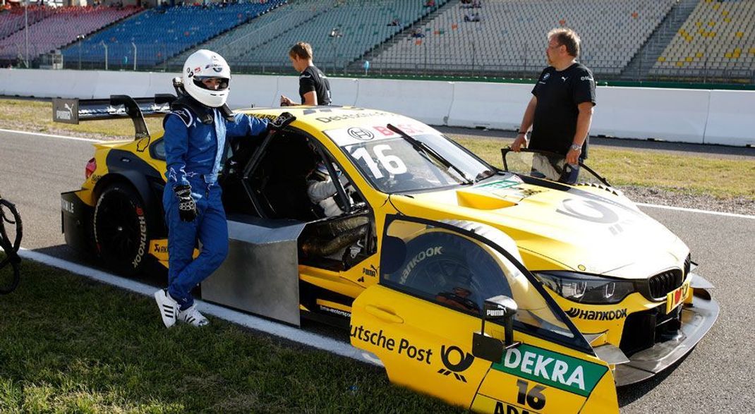 ran-Redakteurin Alessa-Luisa Naujoks wartet darauf, endlich ins Auto steigen zu dürfen.