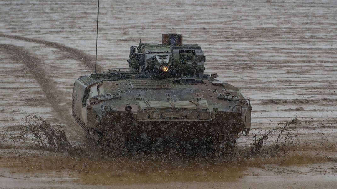  Ein Schützenpanzer vom Typ Puma fährt während einer Gefechtsvorführung über den Übungsplatz in Munster (Archiv).