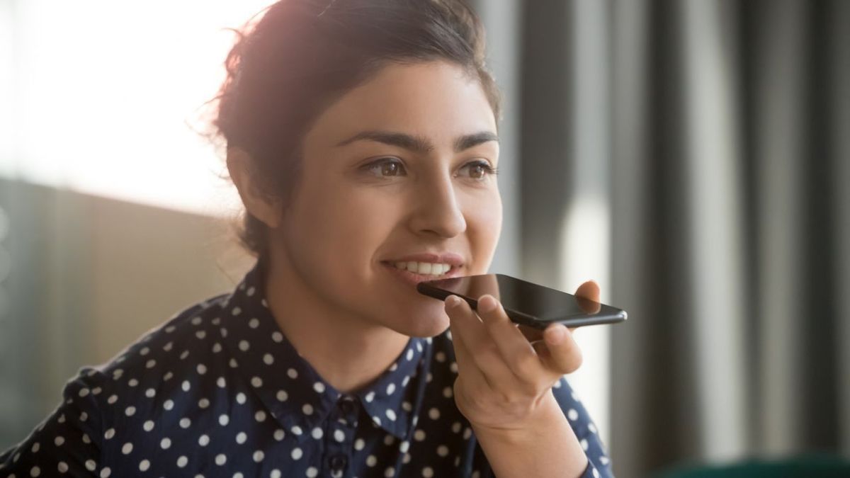 Eine Fraunimmt Eine Sprachnachricht Auf Den Smartphone Auf Gettyimages 1174262851