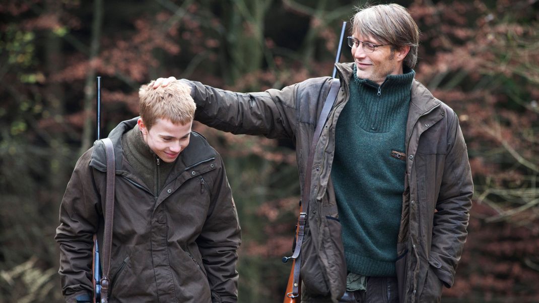 Nur eine unschuldige Berührung oder steckt mehr dahinter? Mads Mikkelsen mit seinem Filmsohn, verkörpert von Lasse Fogelstroem, in "Die Jagd".