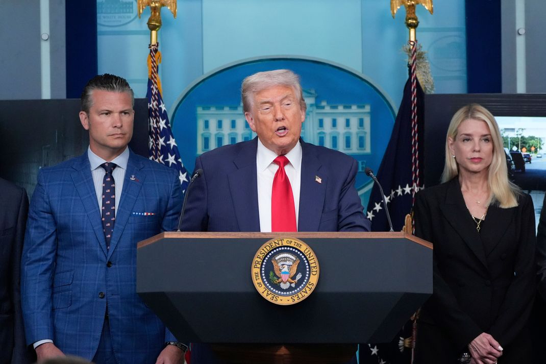 Donald Trump (Mitte) möchte mit der Nationalgarde in Washington für Sicherheit sorgen.