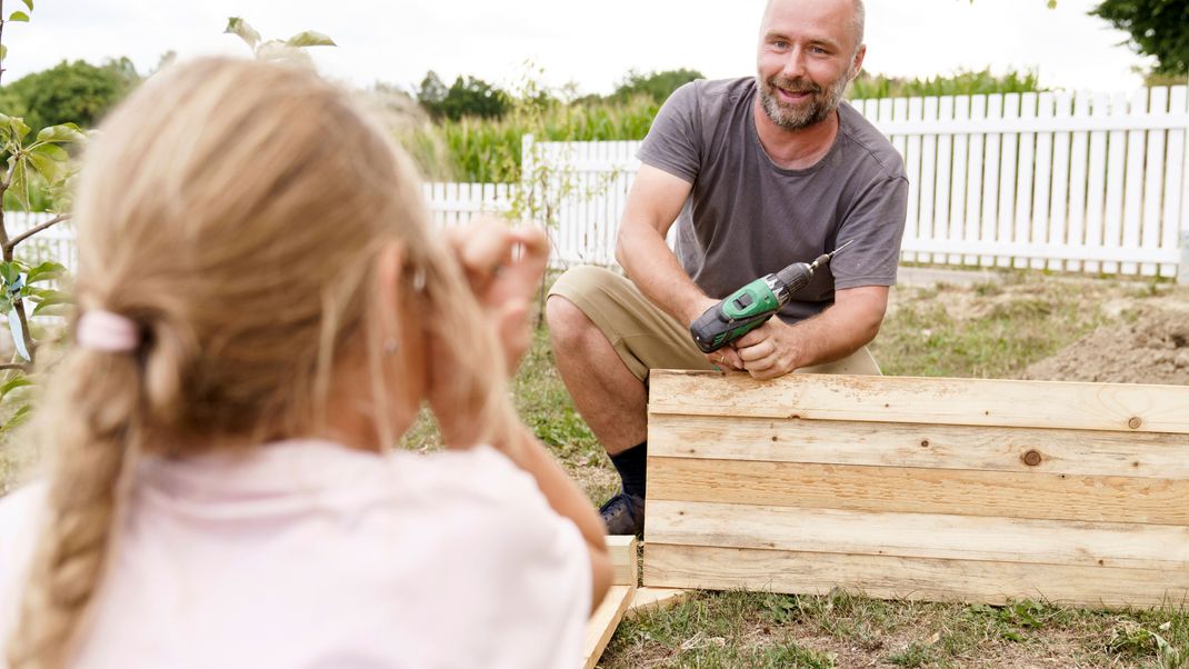 Gärtnern auf Augenhöhe: Mit diesen Tipps baust du dein eigenes Hochbeet und befüllst es richtig.