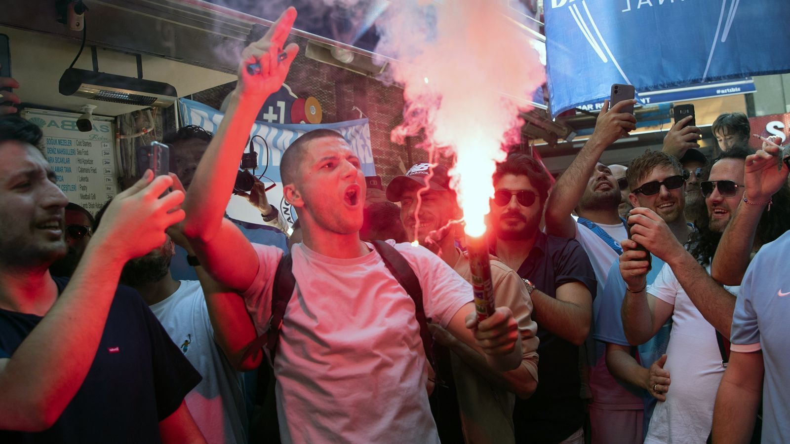 
                <strong>ManCity-Anhang mit riesiger Partie am Bosporus</strong><br>
                Nicht weniger stimmungsvoll ließen es die City-Fans schon in der Nacht vor dem Finale in Istanbul krachen. Einige Anhänger hatten auch Bengalos gezündet. 
              