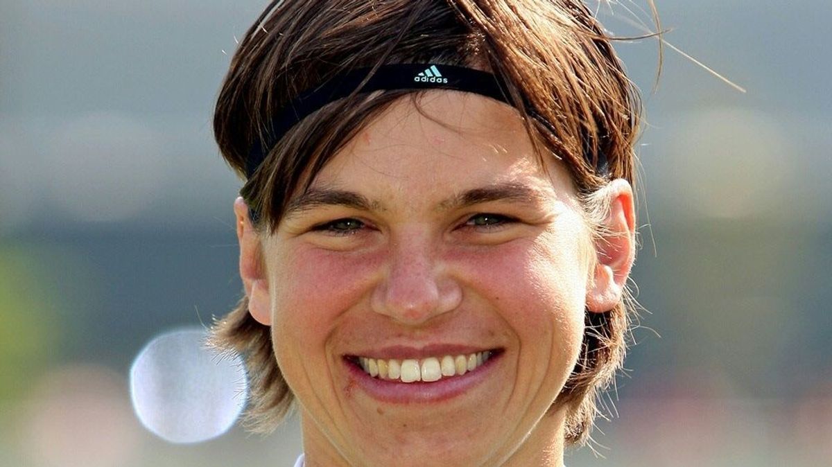 Ariane Hingst verlängert in Wolfsburg bis 2019