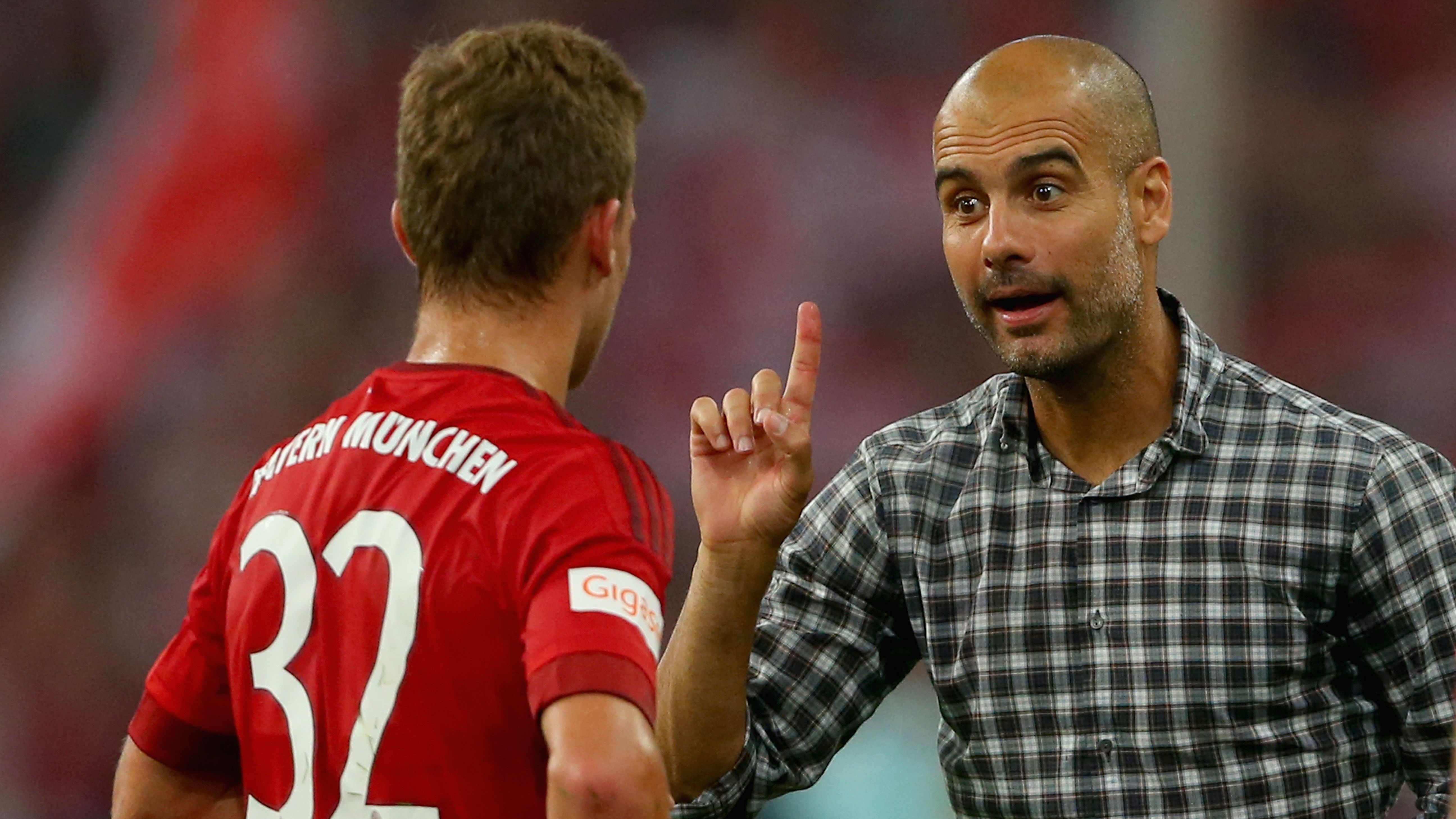 <strong>Guardiola über Kimmich: "Fast mein Sohn!"</strong><br>"Er verdient es mehr zu spielen! Er beklagt sich nicht und ist jedes Training und jedes Spiel der Wahnsinn", sagte Guardiola nach einem 4:0 gegen Stuttgart, als Kimmich erstmals überhaupt 90 Minuten für die Bayern spielte. Allein in diesem Spiel setzte der Coach Kimmich auf drei Positionen ein. "Joshua Kimmich ist fast mein Sohn", adelte er den damals 20-Jährigen.