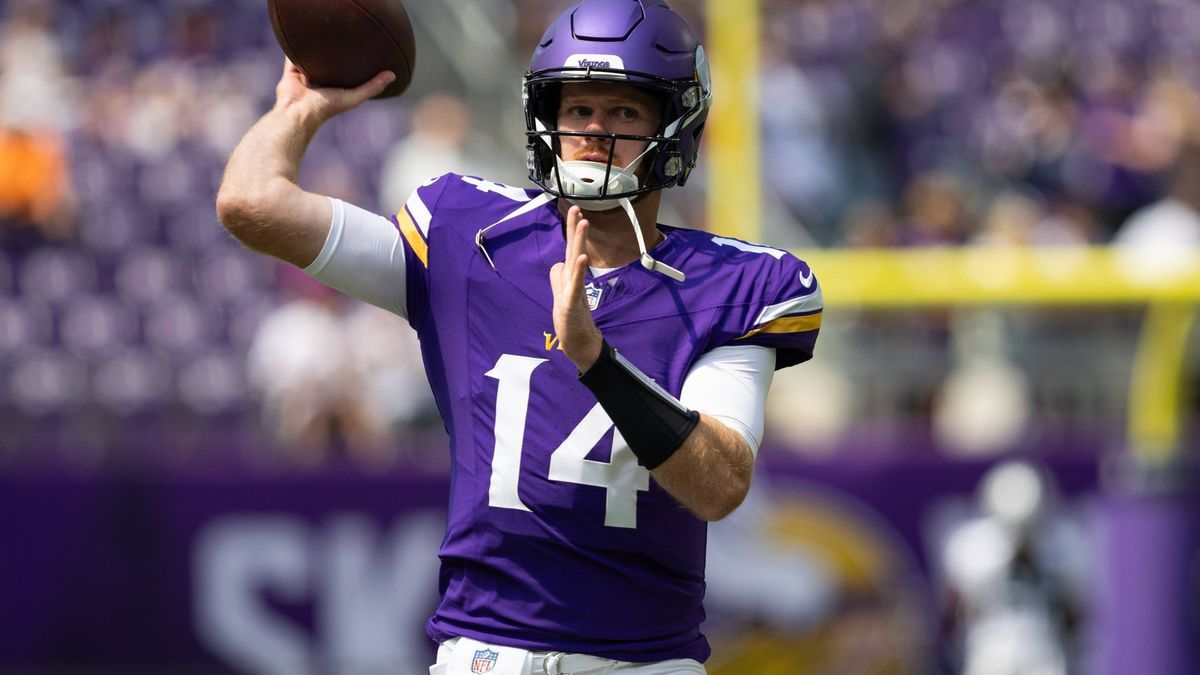 MINNEAPOLIS, MN - AUGUST 10: Minnesota Vikings quarterback Sam Darnold (14) warms up before the NFL, American Football Herren, USA preseason game between the Las Vegas Raiders and the Minnesota Vik...