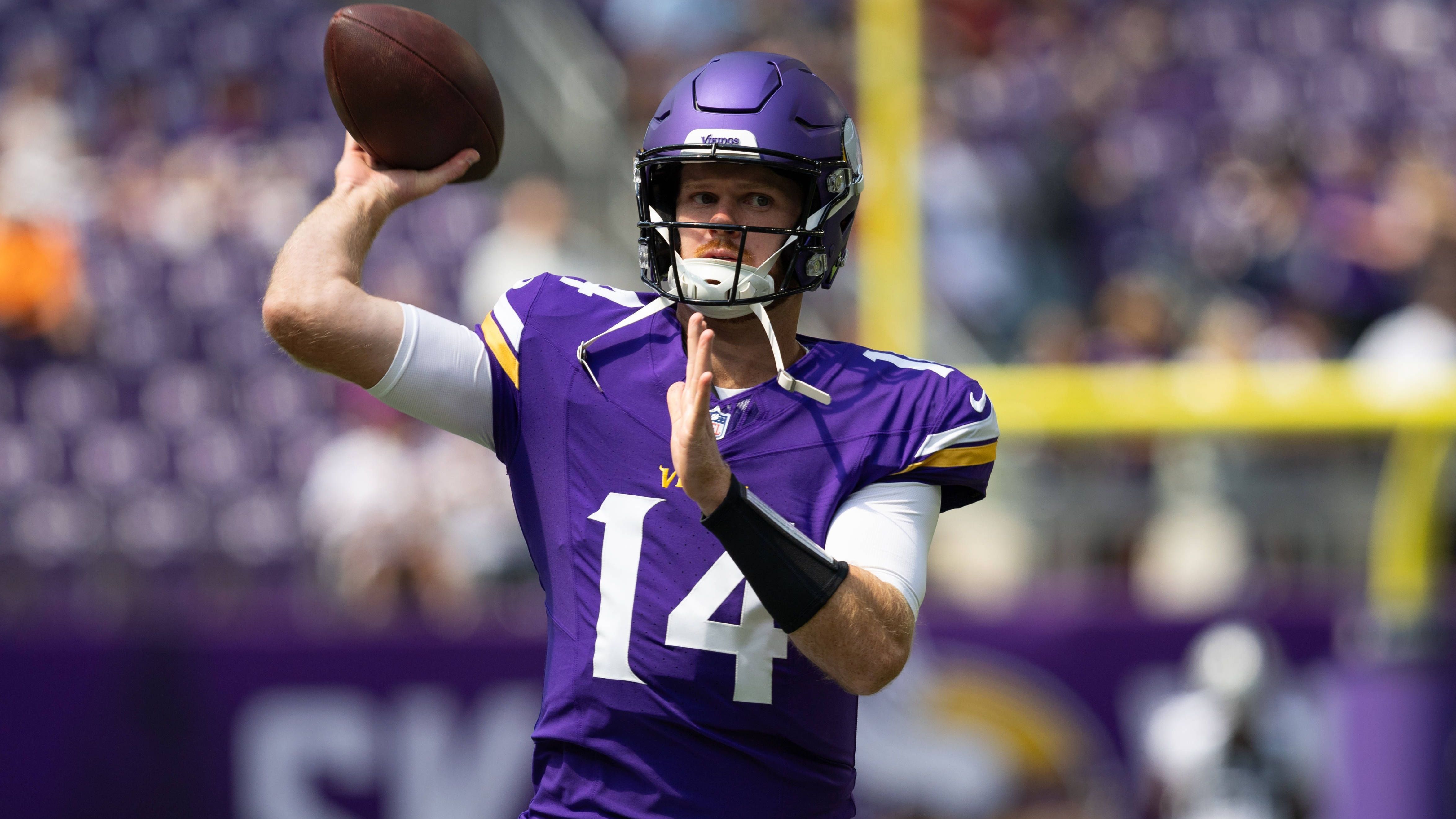 <strong>Minnesota Vikings<br></strong>Die Frage, ob Rookie J.J. McCarthy von Anfang an startet oder erst später in der Saison reinkommt, klärte sich von alleine. Eine Meniskusverletzung wird den Neuzugang die gesamte Saison außer Gefecht setzen. An seiner Stelle wird Routinier Sam Darnold die Offense der Vikings anführen.<br>• Starter: Sam Darnold (im Bild)<br>• Backups: Nick Mullens, Brett Rypien<br>• Verletzt: J.J. McCarthy (Saisonaus)