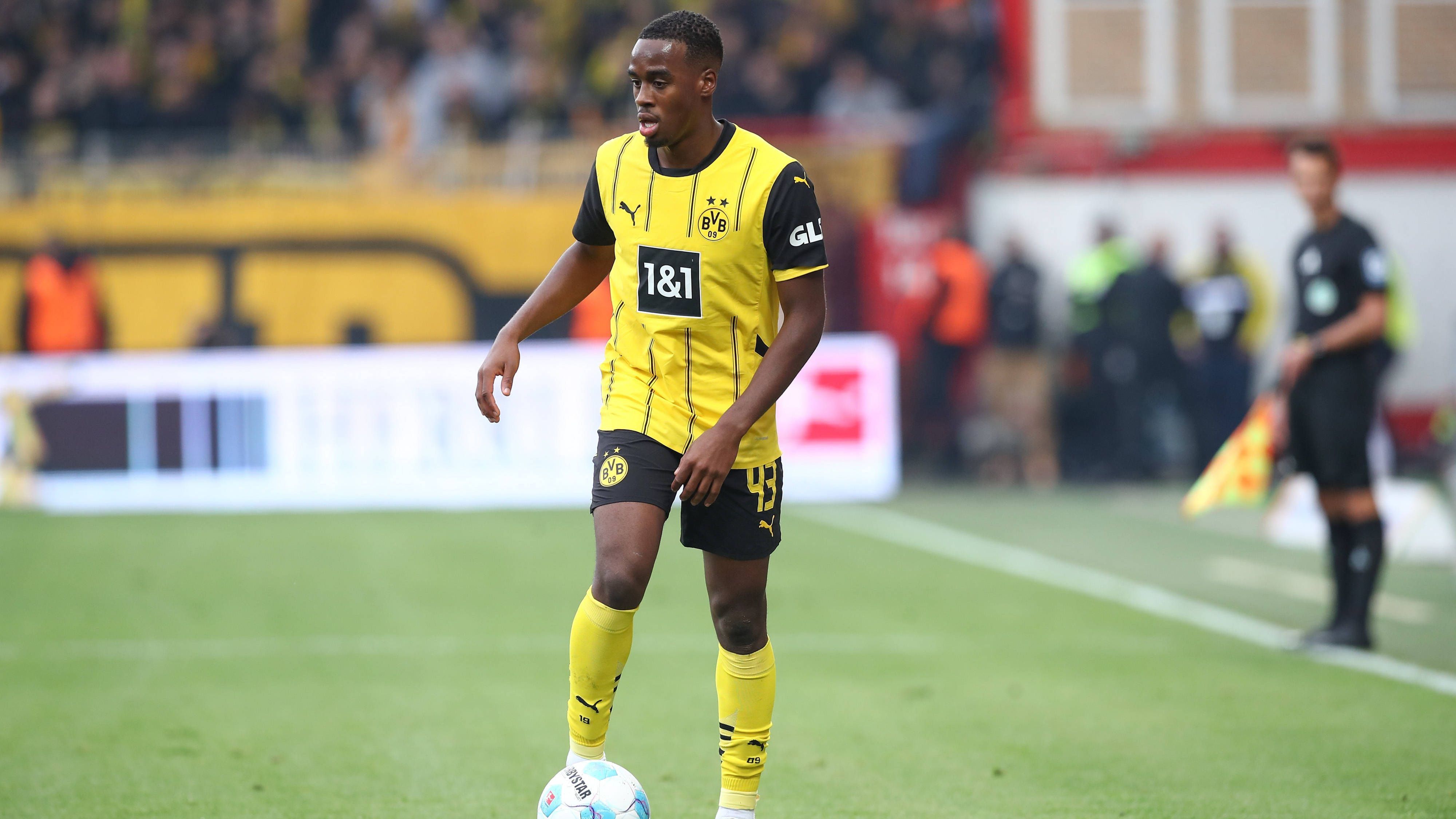 <strong>Jamie Gittens (Borussia Dortmund)</strong><br>Billig wäre eine Verpflichtung aber mitnichten. Der Außenstürmer ist bis 2028 vertraglich an die Schwarz-Gelben gebunden. Dem Bericht zufolge müssten Intessenten mehr als 60 Millionen Euro bieten, damit die BVB-Verantwortlichen überhaupt über einen Wechsel nachdenken.