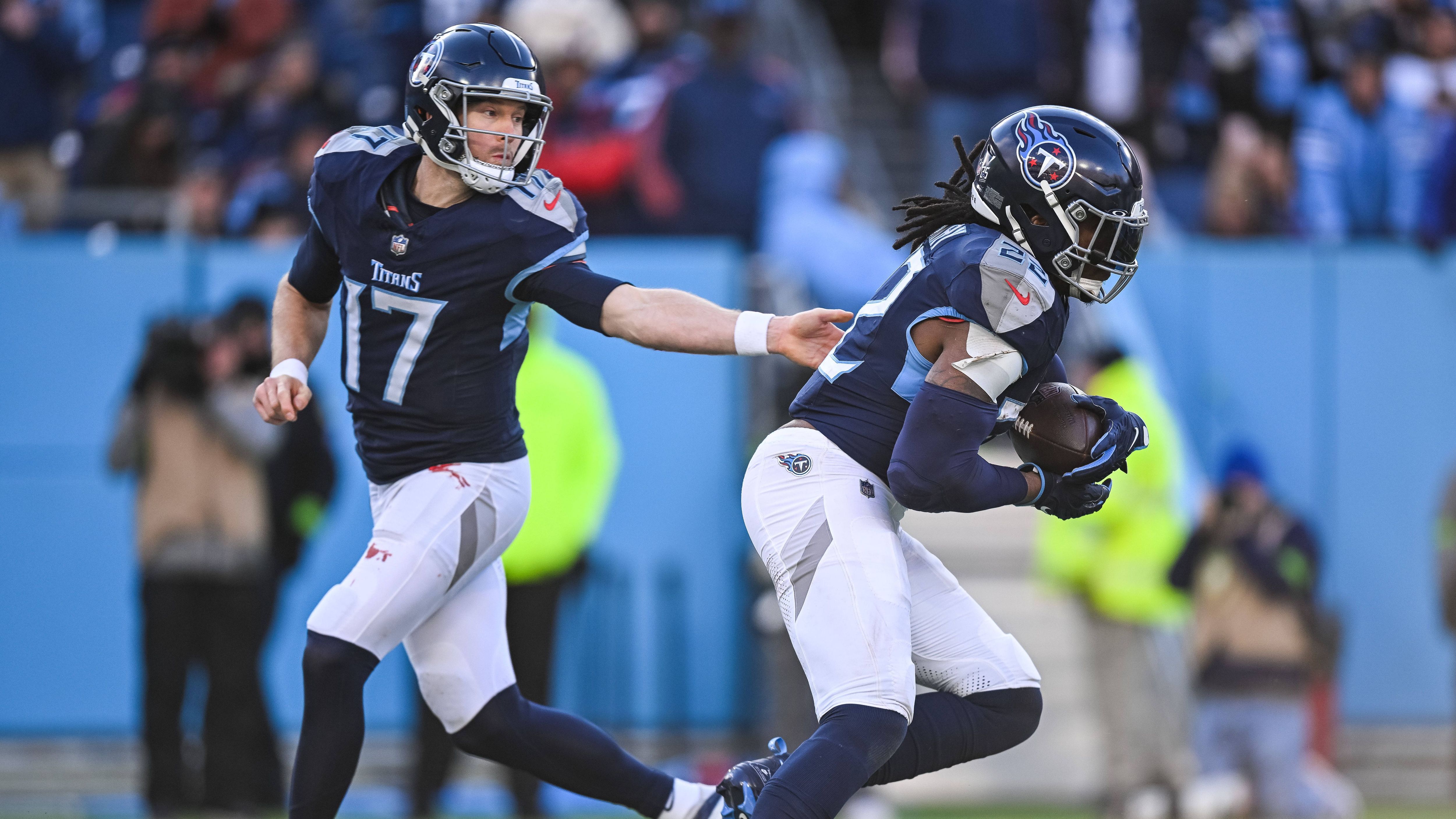 <strong>Gewinner: Derrick Henry (Tennessee Titans)</strong><br>Sind wir uns wirklich sicher, dass die NFL nicht gescriptet ist? In seinem letzten Heimspiel für die Tennessee Titans zeigte Derrick Henry mit 153 Rushing Yards nicht nur seine Saisonbestleistung, sondern spuckte den Jacksonville Jaguars auch noch in ihre Playoff-Suppe. Danach verabschiedete er sich emotional per Mikro vom ganzen Stadion.