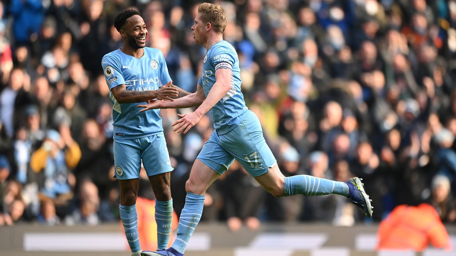 
                <strong>It's a captains goal</strong><br>
                Nur Sekunden nach der Einwechslung von Werner musste der Chelsea-Stürmer hingegen miterleben, wie auf der Gegenseite ManCitys Kapitän Kevin De Bruyne zum Sololauf ansetzte und dann mit einem Schlenzer den verdienten Führungstreffer für die Gastgeber erzielte. Ein sehenswerter Treffer!
              