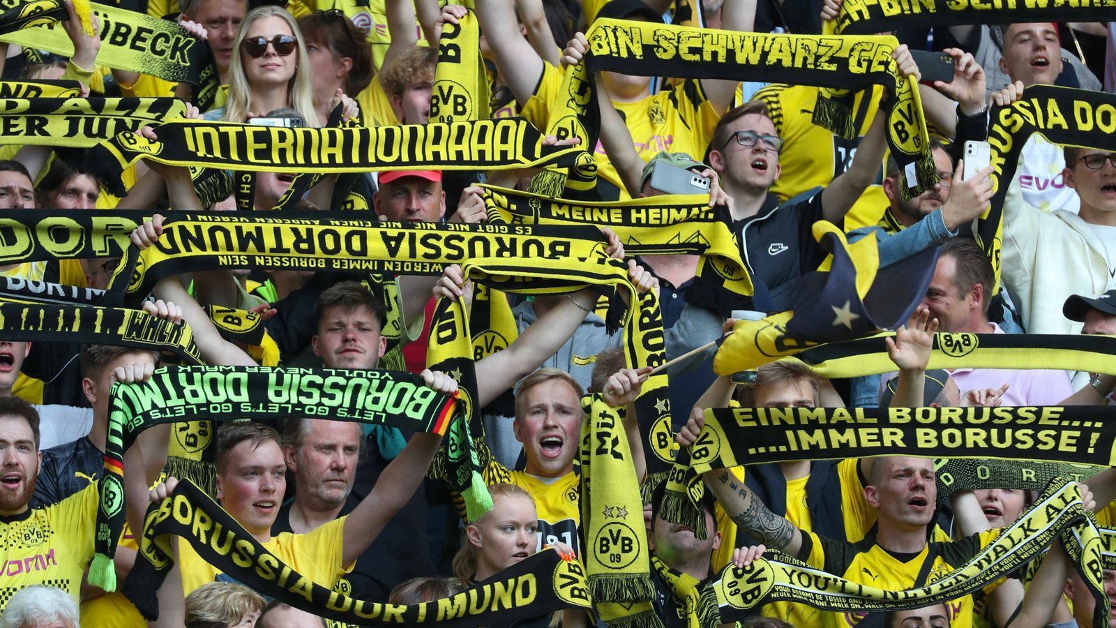 
                <strong>Platz 1: Borussia Dortmund</strong><br>
                &#x2022; Verkaufte Dauerkarten: 55.000<br>&#x2022; Angebotene Dauerkarten: 55.000<br>
              