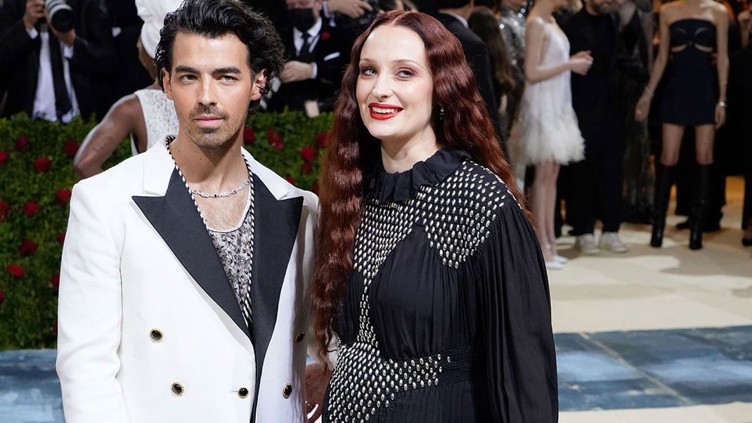 Sophie Turner und Joe Jonas auf der MET Gala 2022: Ihr gemeinsamer Auftritt ist farblich aufeinander abgestimmt. 