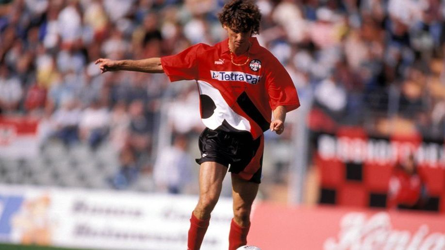 <strong>Platz 13: Ralf Falkenmayer (Eintracht Frankfurt)</strong><br>
                <strong>Alter beim 100. Bundesliga-Spiel:</strong> 21 Jahre, drei Monate, 15 Tage<br><strong>Saison:</strong> 1983/84
