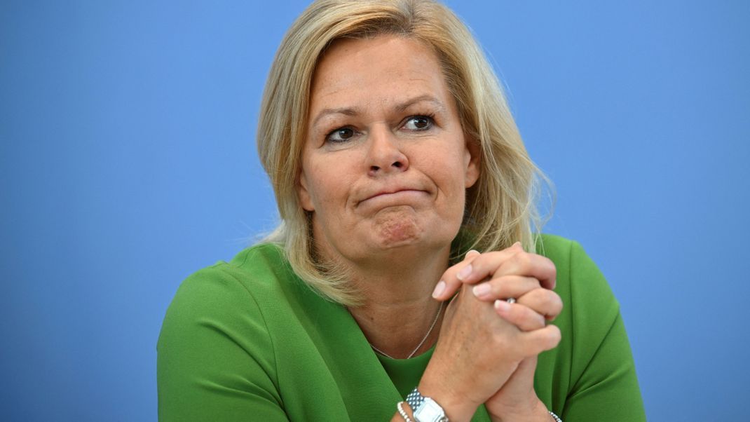 Hat die Bundesinnenministerin den Geheimdienst gegen Ex-BSI-Chef Schönbohm eingesetzt? Faeser bleibt Sondersitzung fern.