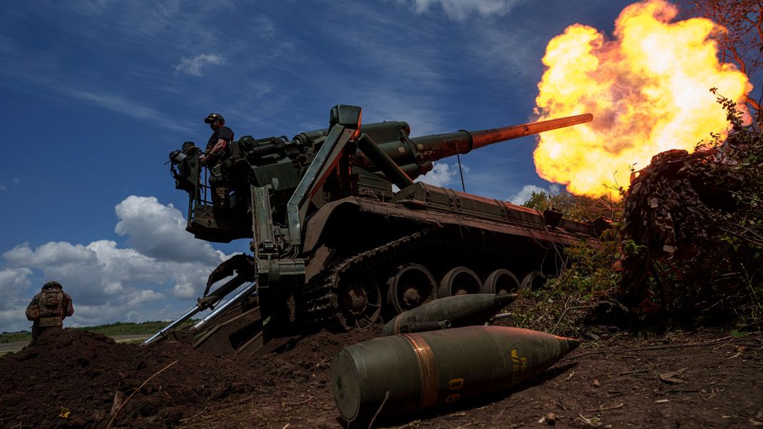 Ukrainische Soldaten der 43. Artilleriebrigade feuern mit einer Panzerhaubitze 2S7 auf russische Stellungen an der Frontlinie in der Region Donezk.