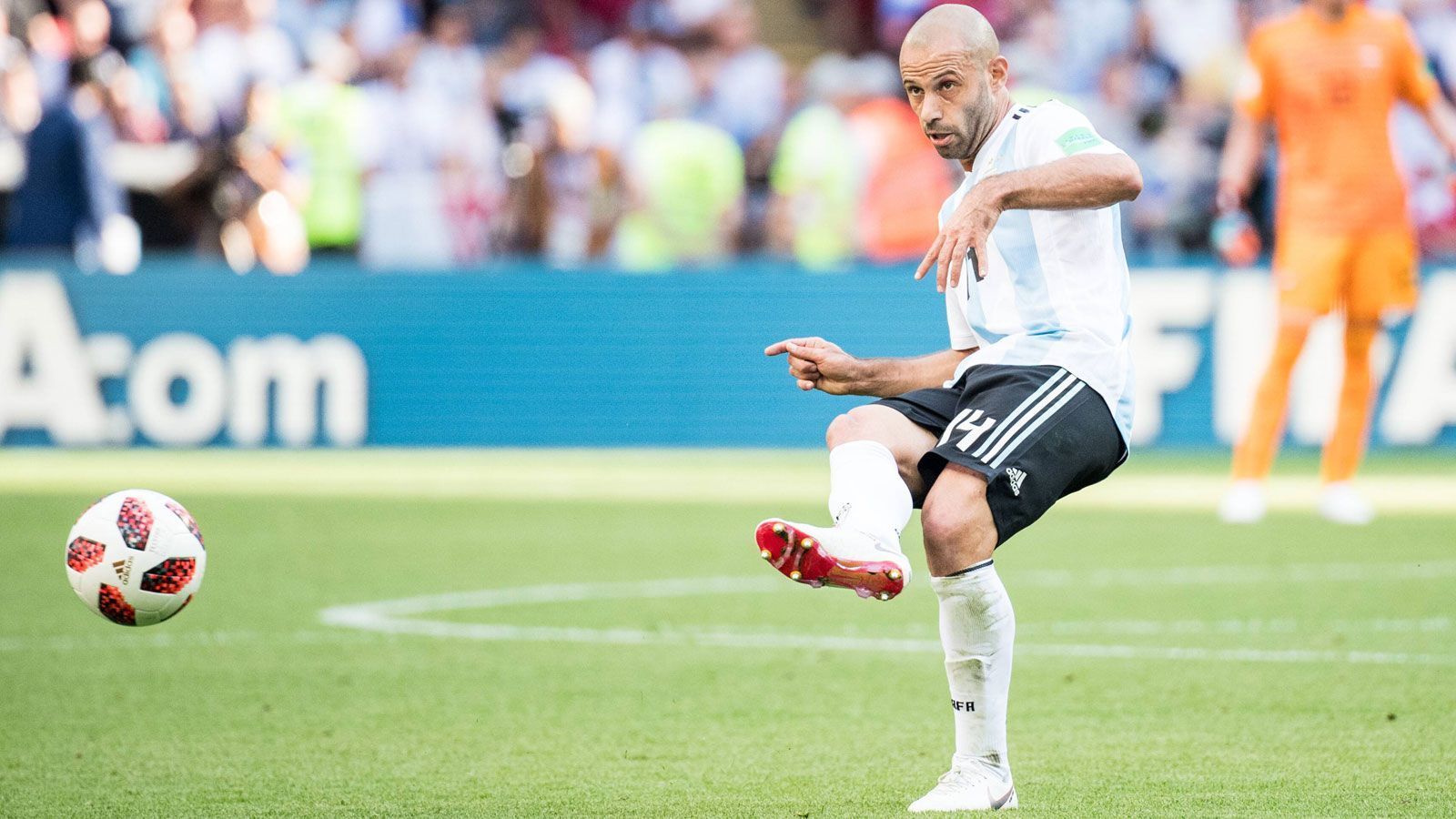 
                <strong>Javier Mascherano (Argentinien)</strong><br>
                Ebenfalls mit 34 Jahren beendet Javier Mascherano seine Nationalmannschaftskarriere. "Es ist vorbei. Jetzt bin ich nur noch ein Fan", verabschiedete sich der Argentinier tränenreich von seinen Fans. Seinen Nachfolgern wünscht er mehr Erfolg, als ihm mit der "Albiceleste" vergönnt war. 2006, 2010 und 2014 war Mascherano mit Argentinien jeweils an Deutschland gescheitert. In Russland war bereits Frankreich im Achtelfinale Endstation.
              