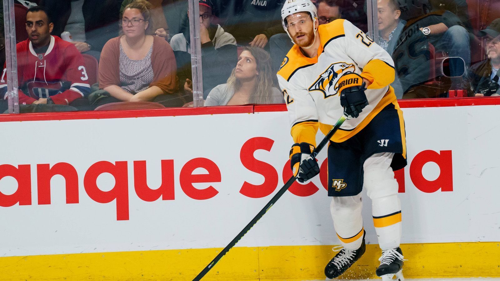 
                <strong>Korbinian Holzer (Nashville Predators)</strong><br>
                Der Verteidiger wechselte erst im Februar von den Anaheim Ducks zu den Nashville Predators und darf somit nun im Gegensatz zu seinem Ex-Team an den Stanley-Cup-Playoffs teilnehmen. Der Klub aus Tennessee holte ihn bewusst für die Rolle im dritten Verteidiger-Paar, das mit Defensiv-Aufgaben belegt ist. Vor allem beim Blocken von Schüssen sind die Qualitäten des ehemaligen DEG-Verteidigers gefragt. Die Predators treffen als Sechster im Westen in der Qualifikationsrunde auf die Arizona Coyotes (Platz 11).
              