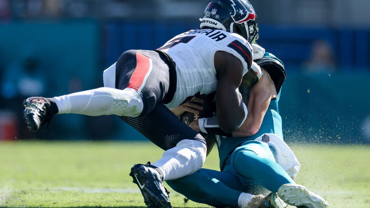 NFL, American Football Herren, USA Houston Texans at Jacksonville Jaguars Dec 1, 2024; Jacksonville, Florida, USA; Jacksonville Jaguars quarterback Trevor Lawrence (16) is hit by Houston Texans lin...