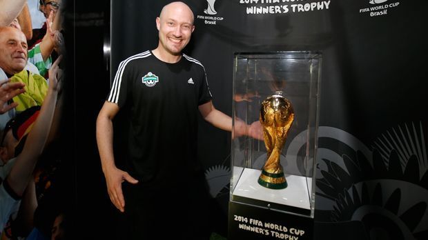 
                <strong>Paul Kalkbrenner (FC Bayern München)</strong><br>
                Paul Kalkbrenner (FC Bayern München). Der Techno-DJ ist in Leipzig geboren und dennoch Anhänger von Bayern München.
              