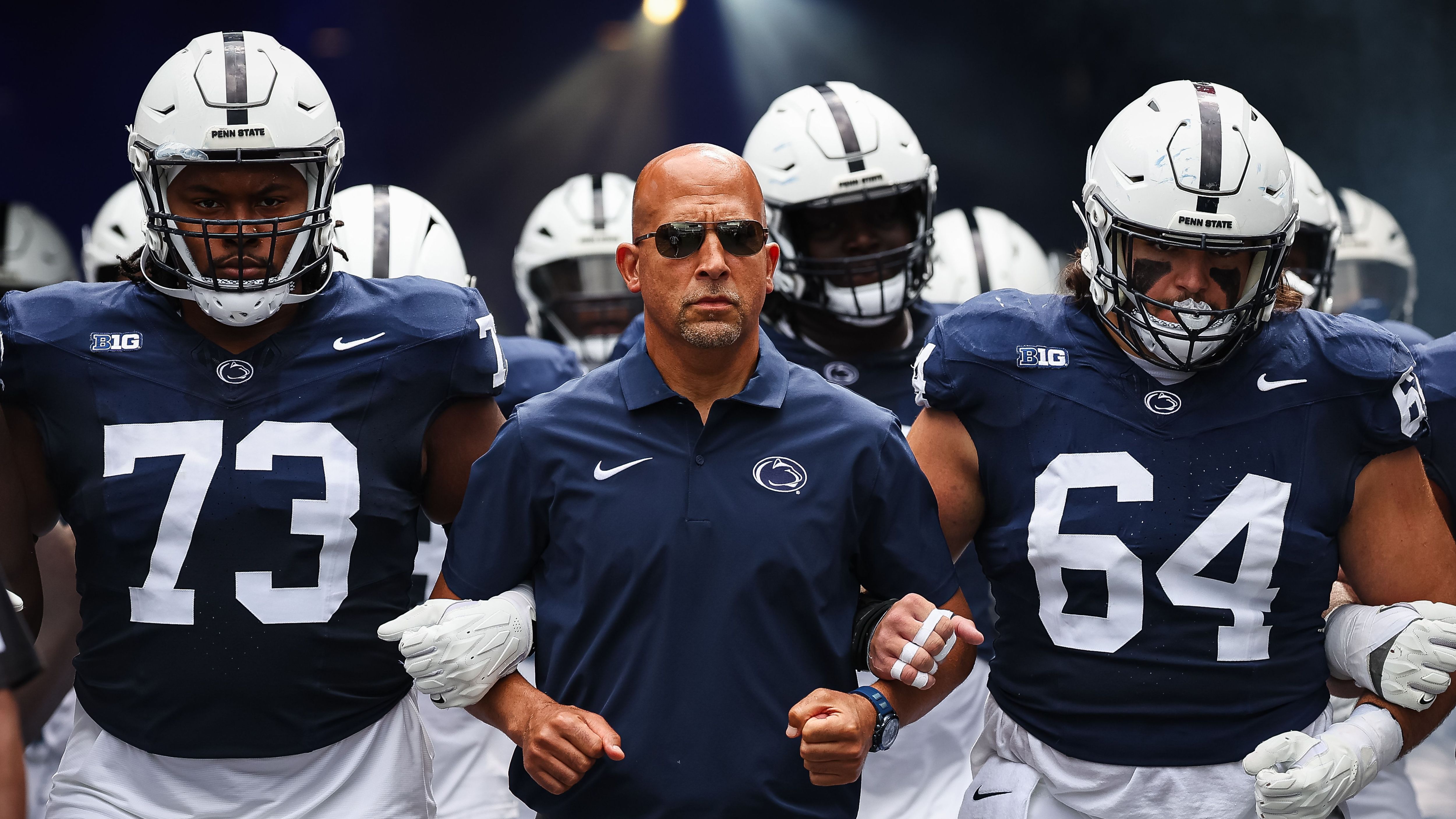 <strong>10. Penn State Nittany Lions (vorher Platz 11) 10-2<br></strong>Penn State gelang in Week 13 ein 42:0-Shutout-Sieg gegen Michigan State. Für das Big-Ten-Championship-Spiel reichte es am Ende nicht, ein prestigereiches Bowl-Game sollte für die auf Platz zehn gerankten Nittany Lions aber drin sein.