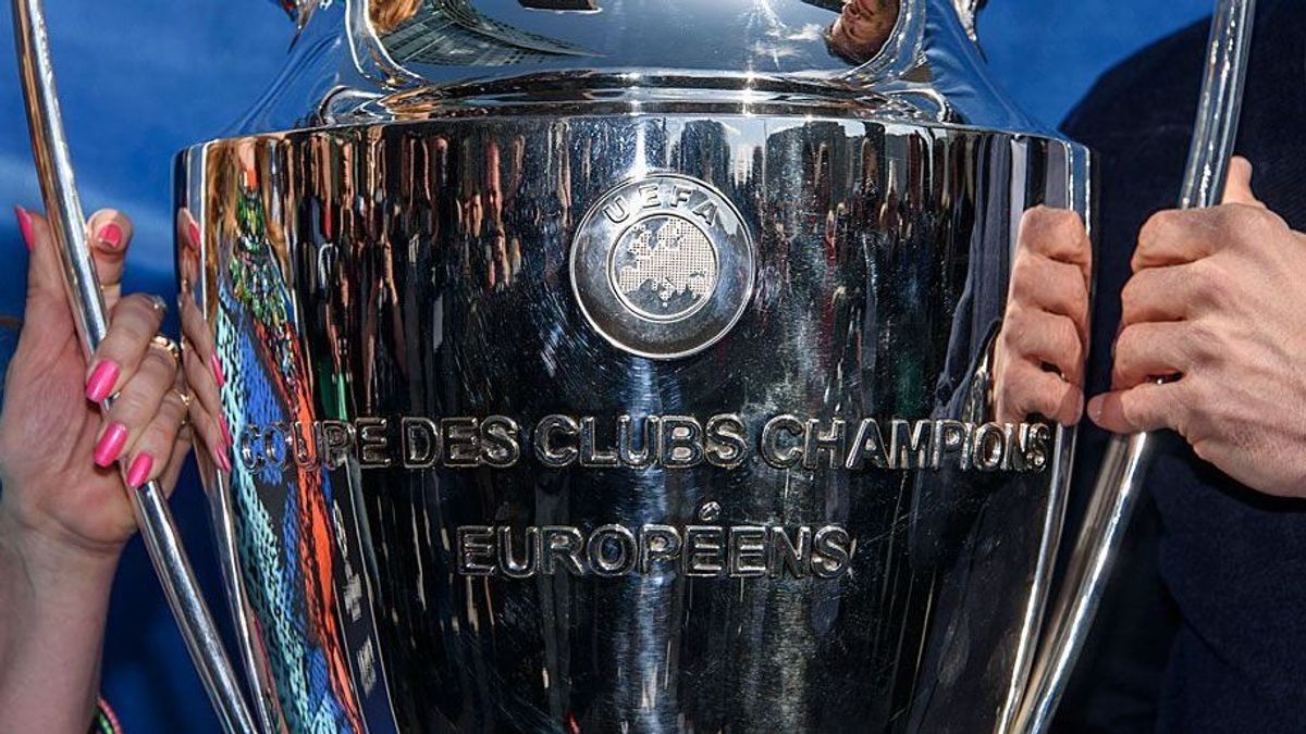 Champions League Pokal 940