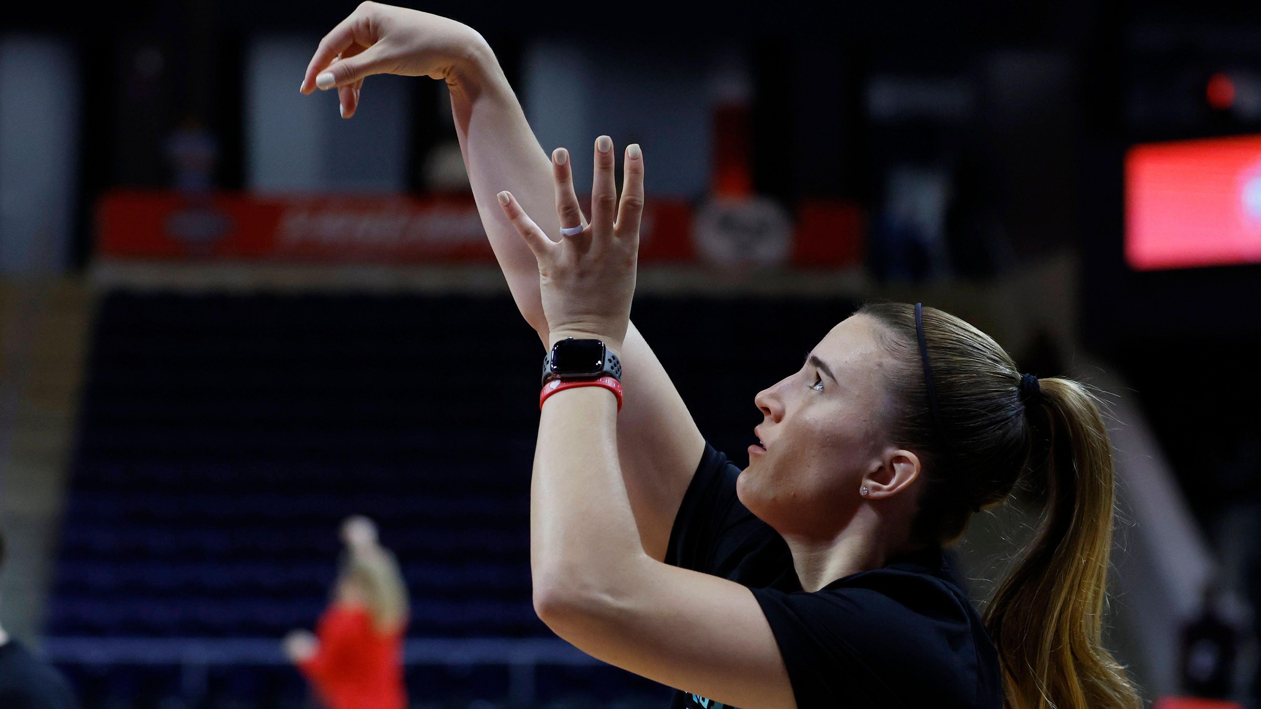 <strong>Sabrina Ionescu (New York Liberty, WNBA) - "Stephen vs. Sabrina"</strong><br>Nun treten die beiden Scharfschützen in einem geschlechterübergreifenden Wettbewerb gegeneinander an. Beide treten jeweils von der Dreierlinie ihrer jeweiligen Liga und bekommen ebenso die Bälle ihrer Liga. Ionescu, die in der WNBA die beste Dreier-Schützin ist, muss sich derweil nicht vor Curry verstecken. In der vergangenen Saison stellte die 26-Jährige den Rekord für die meisten getroffenen Dreier in einer WNBA-Saison auf mit 128.