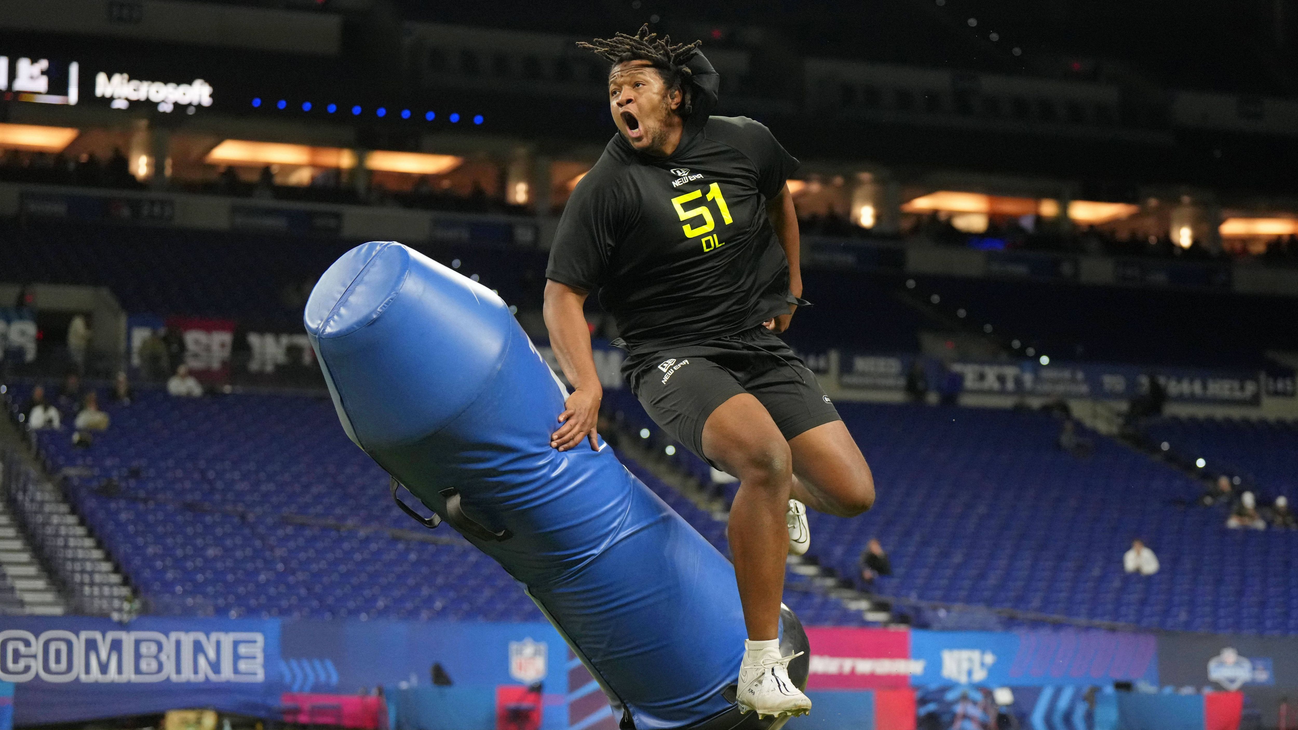 <strong>Jared Ivey (Defensive End, Seattle Seahawks)</strong><br>Der Pass Rush ist bei den Seahawks eigentlich gut besetzt, aber das System von Head Coach Mike Macdonald verlangt große Tiefe auf der Position. Außerdem hatten DeMarcus Lawrence und Uchenna Nwosu letzte Saison mit Verletzungen zu kämpfen. Das könnte die Chance für Jared Ivey sein, um es in den finalen 53-Mann-Kader zu schaffen.