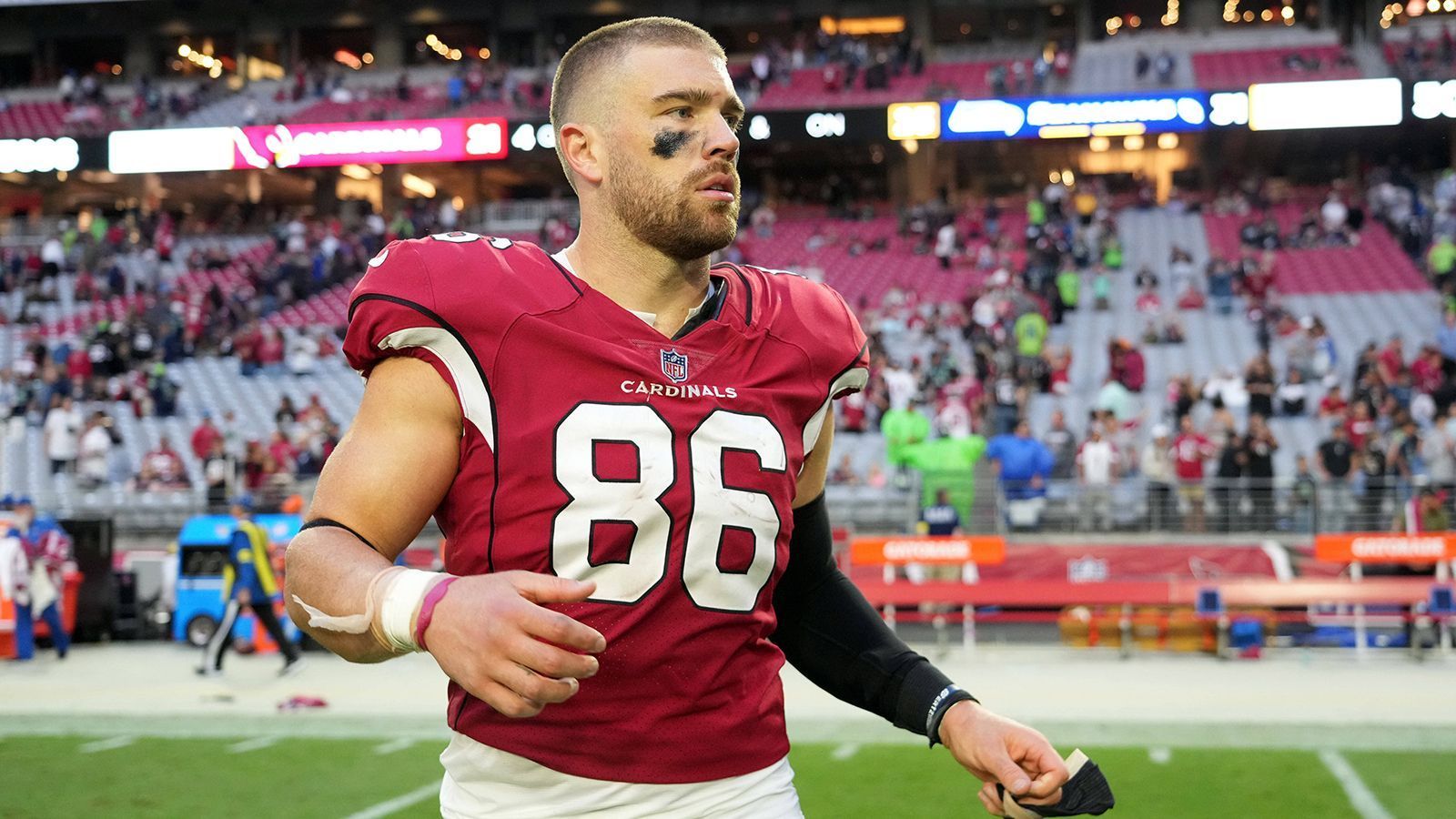 
                <strong>8. Platz: Arizona Cardinals</strong><br>
                &#x2022; Starter: Zach Ertz<br>&#x2022; Backups: Trey McBride, Bernhard Seikovits<br>Verletzungsbedingt endete die letzte Saison für Zach Ertz bereits am zehnten Spieltag, bis dahin hatte er schon über 400 Receiving Yards verbucht. Der Routinier konnte in sieben der letzten neun Spielzeiten die 700-Receiving-Yards-Marke knacken. Hinter dem 32-Jährigen soll Trey McBride langsam herangeführt werden. Der letztjährige Rookie konnte schon ein wenig NFL-Luft schnuppern und 265 Receiving Yards sammeln. 
              