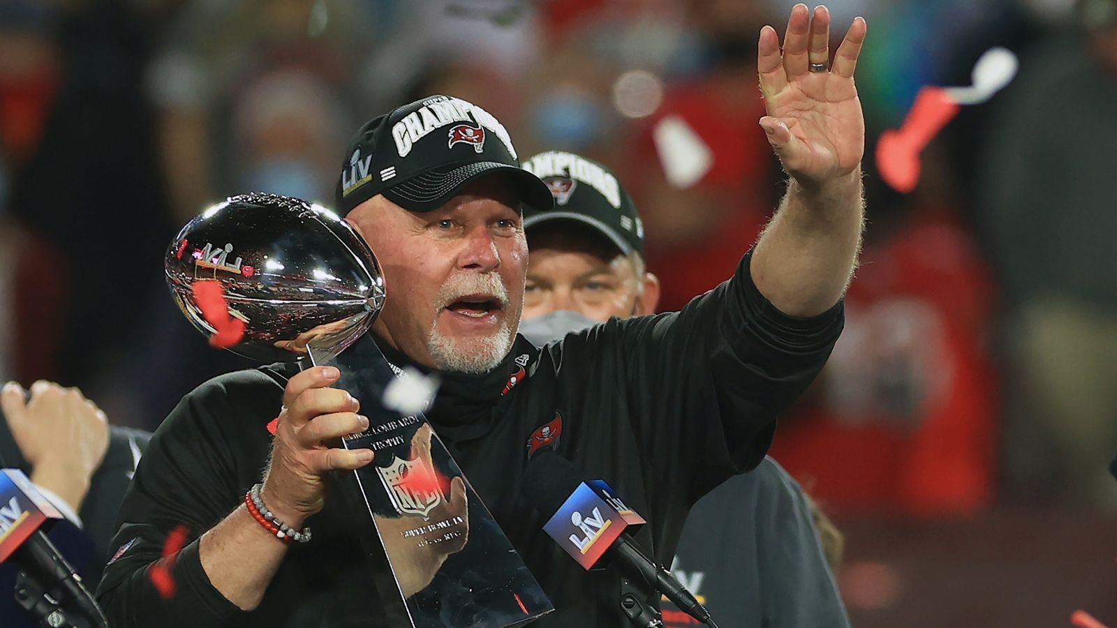 
                <strong>Super Bowl: Bruce Arians ist der älteste Sieger-Coach</strong><br>
                Nach dem Super-Bowl-Triumph der Tampa Bay Buccaneers ist auch Head Coach Bruce Arians am Höhepunkt seiner bisherigen Karriere angelangt. Durch das 31:9 gegen die Kansas City Chief sicherte sich Arians nicht nur den ersten Super-Bowl-Sieg seiner Laufbahn, sondern stellte zudem noch einen Rekord auf. Mit 68 Jahren und 127 Tagen ist Arians zugleich nun auch der älteste Head Coach, der die Vince-Lombardi-Trophy hochheben durfte. Ältester Coach, der eine NFL Championship gewann, bleibt George Halas, der 1963 im Alter von 68 Jahren und 331 Tagen mit den Chicago Bears triumphierte.
              