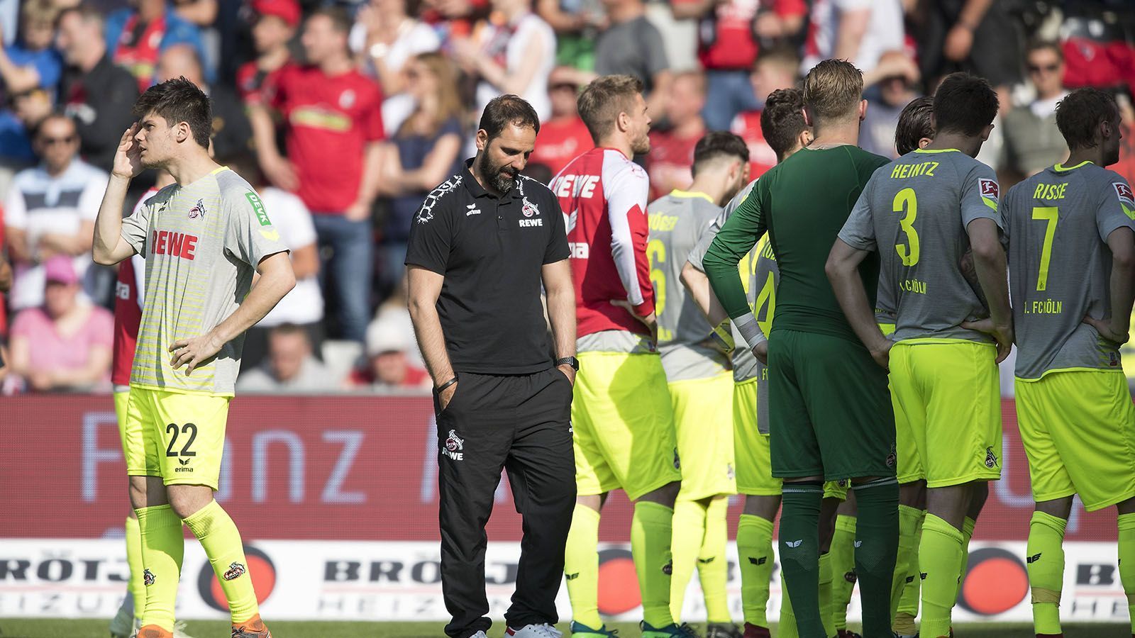 
                <strong>6. Abstieg: 2018</strong><br>
                Eine 2:3-Niederlage gegen den SC Freiburg am 32. Spieltag besiegelte letztendlich aber das Unausweichliche, den sechsten Abstieg der Klubgeschichte. Mit gerade einmal 22 Punkten war es die schlechteste Saison in der Kölner Klubgeschichte. Aber nach einem Jahr zweite Liga kehrten die Kölner zurück. Doch jetzt droht in der Relegation gegen Holstein Kiel der siebte Abstieg der Klubgeschichte, nur ein Sieg kann dies noch verhindern. 
              