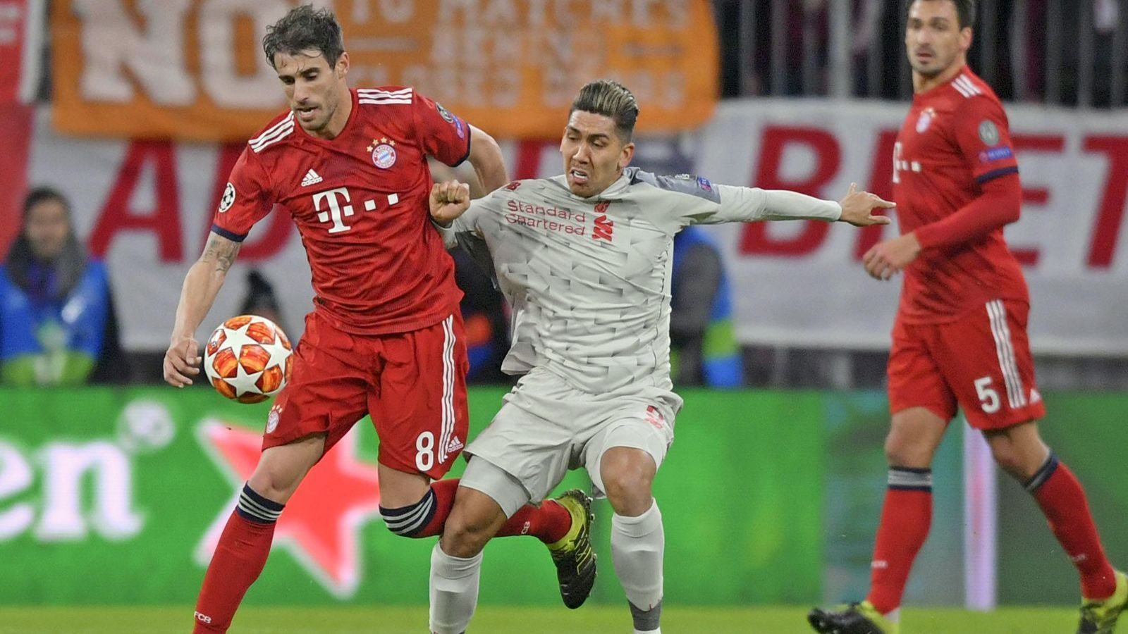 
                <strong>Javi Martinez</strong><br>
                Ist von Beginn an das ordnende Element im Bayern-Mittelfeld. Schaltet sich nach dem Rückstand in den Angriff mit ein. Defensiv verschuldet er den Rückstand mit, als er van Dijk laufen lässt. Der Spanier bringt sich so selbst um eine bessere Bewertung. ran-Note: 3 
              