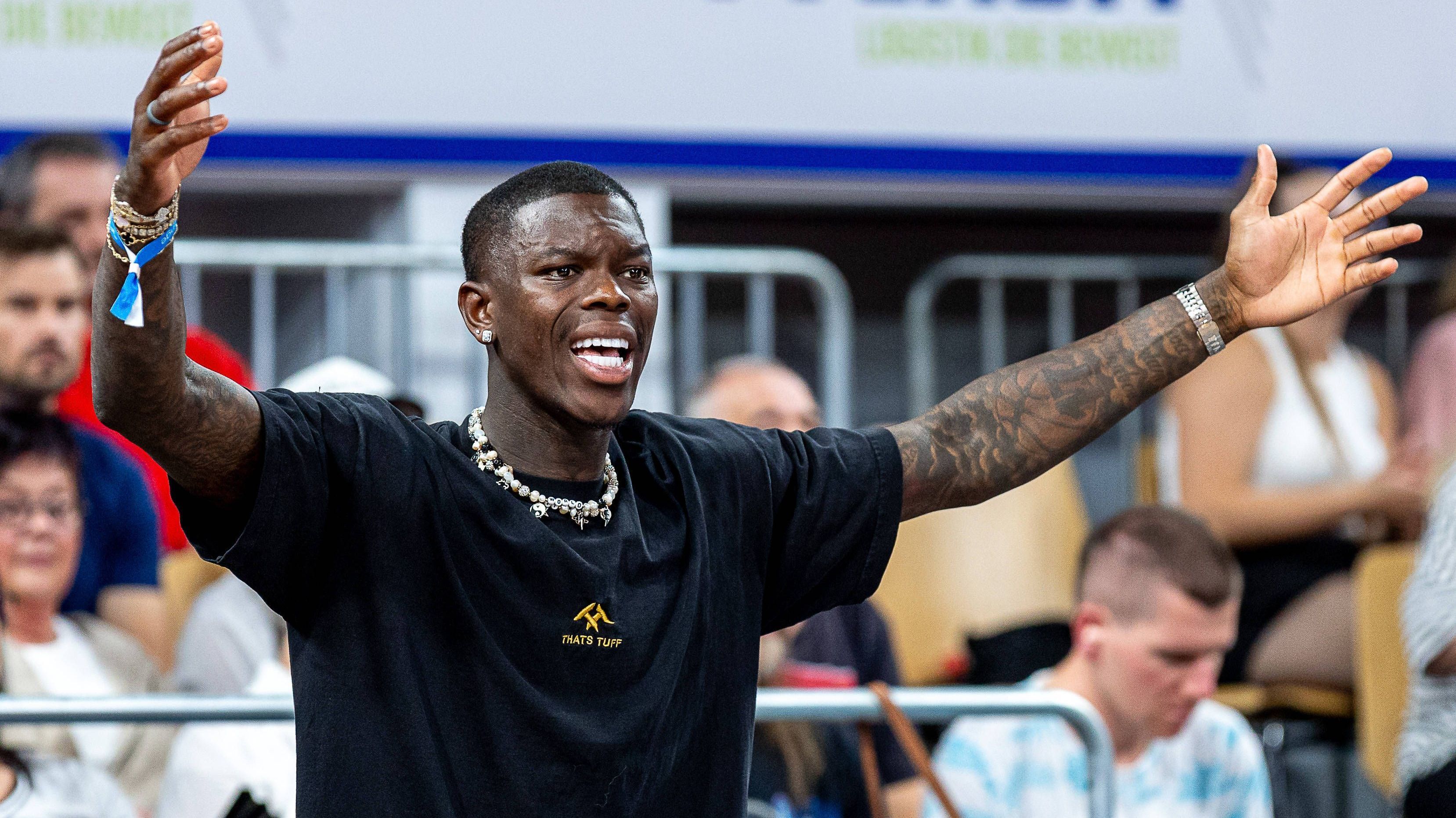 <strong>Dennis Schröder kickt in der Landesliga</strong><br>NBA-Star Dennis Schröder stand in der Braunschweiger Landesliga auf dem Fußballplatz. Dort kassierte er mit dem FC Germania Bleckenstedt eine 1:5-Niederlage gegen den SC Göttingen 05. Der Sportler stand 90 Minuten auf dem Platz. Hintergrund: Schröders Schwager Daniel Ziolo kickt bei Bleckenstedt.