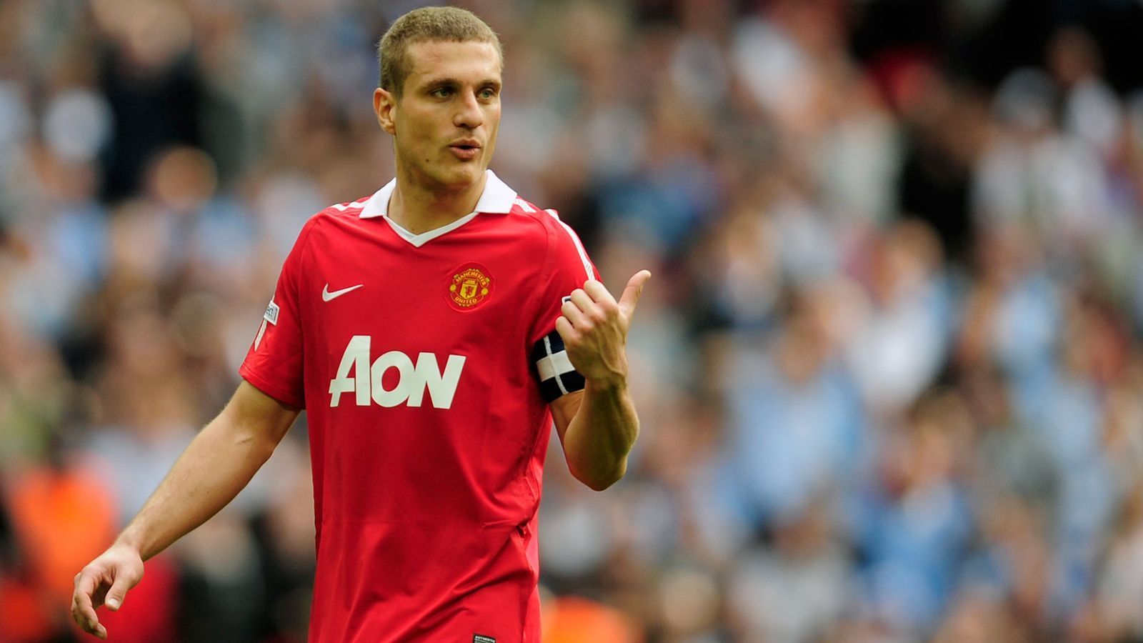 
                <strong>Abwehr: Nemanja Vidic</strong><br>
                ... Seite von Nemanja Vidic. Den serbischen Abwehr-Star hatte Trainer Sir Alex Ferguson Anfang 2006 in Russland ausgemacht und ihn von einem Wechsel auf die Insel überzeugt. Der damals 24-Jährige eroberte innerhalb kurzer Zeit den Stammplatz im Abwehr-Zentrum neben Ferdinand und fortan bildete das Duo eine sehr körperbetonte und daher schwer zu überwindende Innenverteidigung. Fünf Meistertitel konnte Vidic bis 2014 mit Manchester United einheimsen, dazu den Champions-League-Titel 2008. Nach seinem Abgang von Manchester United stand Vidic noch anderthalb Jahre bei Inter Mailand unter Vertrag, doch dort löste der heutige Ex-Profi seinen Vertrag dann vorzeitig auf. Das bedeutete gleichzeitig das Karriereende mit 34 Jahren. 
              