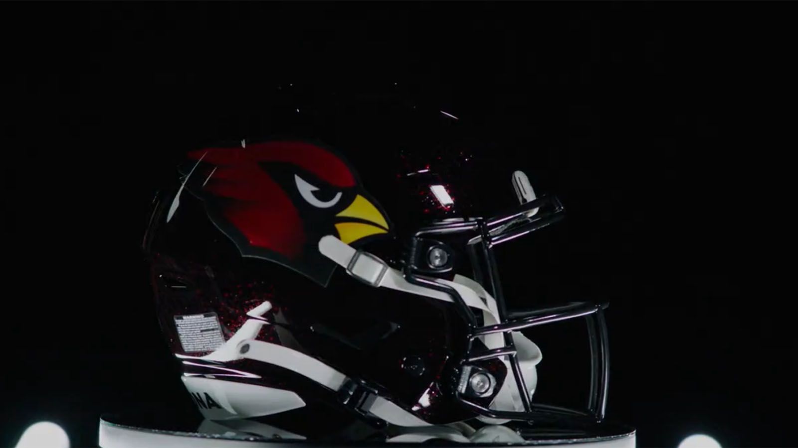 
                <strong>Arizona Cardinals</strong><br>
                Unter dem Motto "Embrace the darkness" haben die Arizona Cardinals 2022 gleich drei Mal ihre alternativen Helme getragen. Die Premiere gab es schon in der Preseason beim Spiel gegen die Baltimore Ravens. In der regulären Saison kam das Design dann in Woche fünf (gegen die Philadelphia Eagles) und in Woche sieben (gegen die New Orleans Saints) zum Einsatz.
              