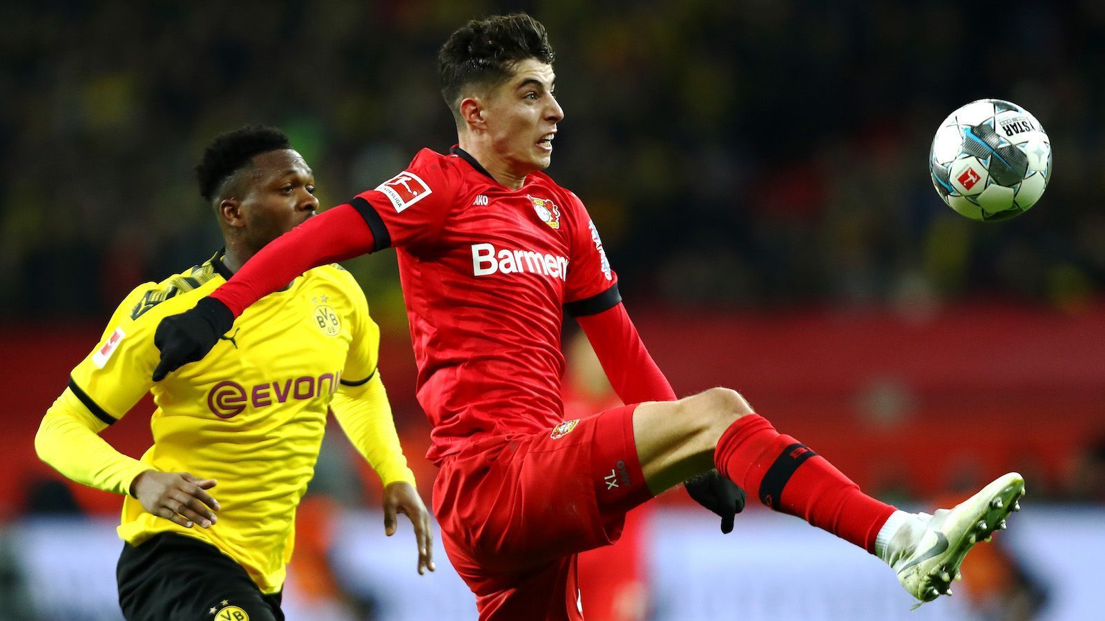 
                <strong>Kai Havertz (Bayer Leverkusen)</strong><br>
                Bei Philippe Coutinho und möglicherweise auch Corentin Tolisso stehen die Zeichen auf Abschied, wodurch Platz geschaffen werden könnte für Havertz im dicht besiedelten Bayern-Mittelfeld. Allerdings müssten die Münchner tief in die Tasche greifen. Leverkusen stellt sich eine Ablösesumme in Höhe von 100 Millionen Euro vor. Fraglich ist, ob diese Summe in Zeiten von Corona noch Bestand hat. Bayer hat indes keinen Druck, Havertz zu verkaufen. Sein Vertrag läuft noch bis 2022, ein Verkauf würde auch im nächsten Sommer noch viel Geld einbringen.
              