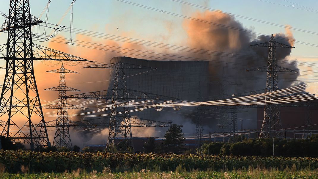 Der zweite Kühlturm des stillgelegten Kernkraftwerkes stürzt nach der Sprengung zusammen. 