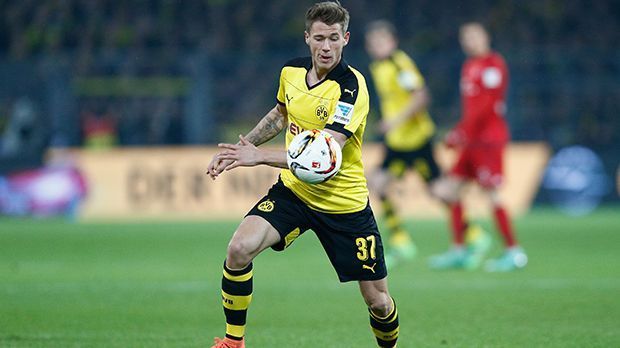 
                <strong>Erik Durm (Borussia Dortmund)</strong><br>
                Erik Durm (Borussia Dortmund): Kam über die rechte Seite, wenn der BVB im Ballbesitz war. Verfehlte nach schönem Doppelpass mit Mkhitaryan nur knapp das Tor. Wenn Bayern in der Offensive war, ordnete sich Durm neben Piszczek in der Fünfer-Abwehrkette ein. Eine starke Leistung des Weltmeisters. ran-Note: 2
              