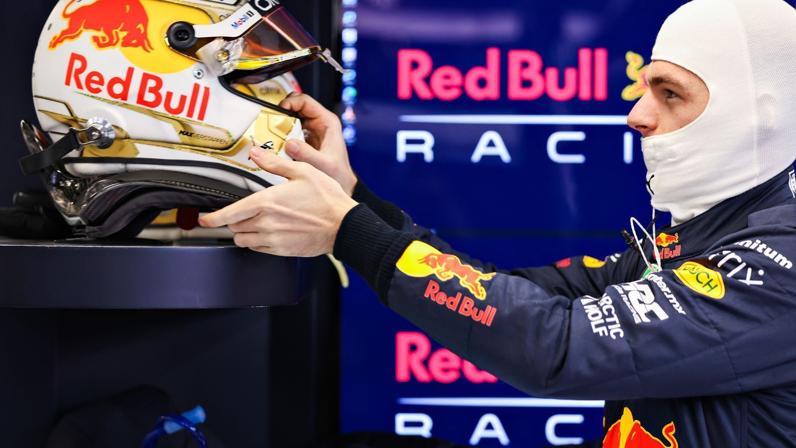 
                <strong>Der Weltmeister gibt sich die Ehre</strong><br>
                Auch Max Verstappen testet in Barcelona. Er sitzt am Mittwoch im Red-Bull-Cockpit, Teamkollege Sergio Perez übernimmt dann am Donnerstag. Neu dabei: Verstappens Weltmeister-Helm im Gold-Look für diese Saison.
              